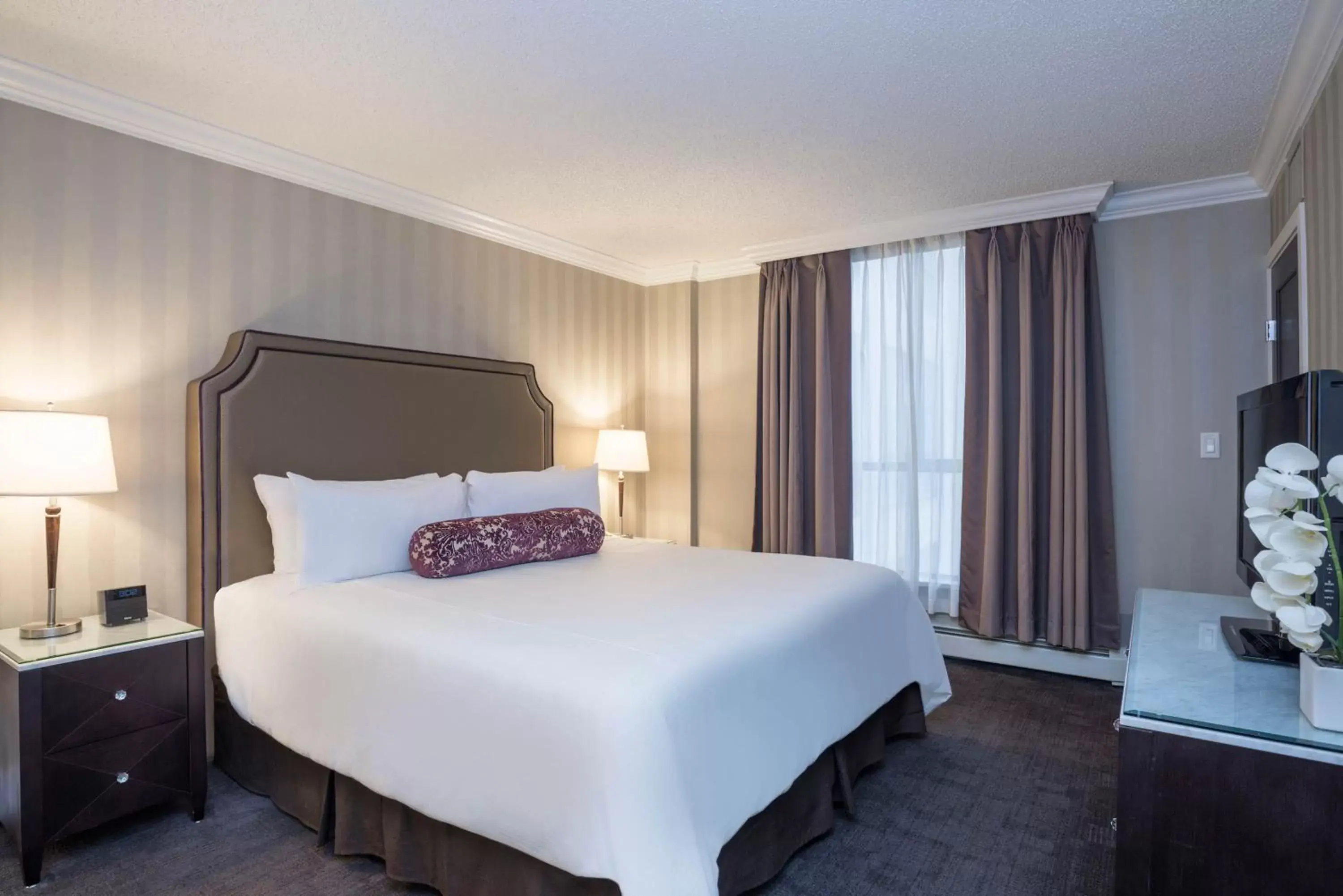 Bedroom, Bed in La Grande Residence at the Sutton Place Hotel