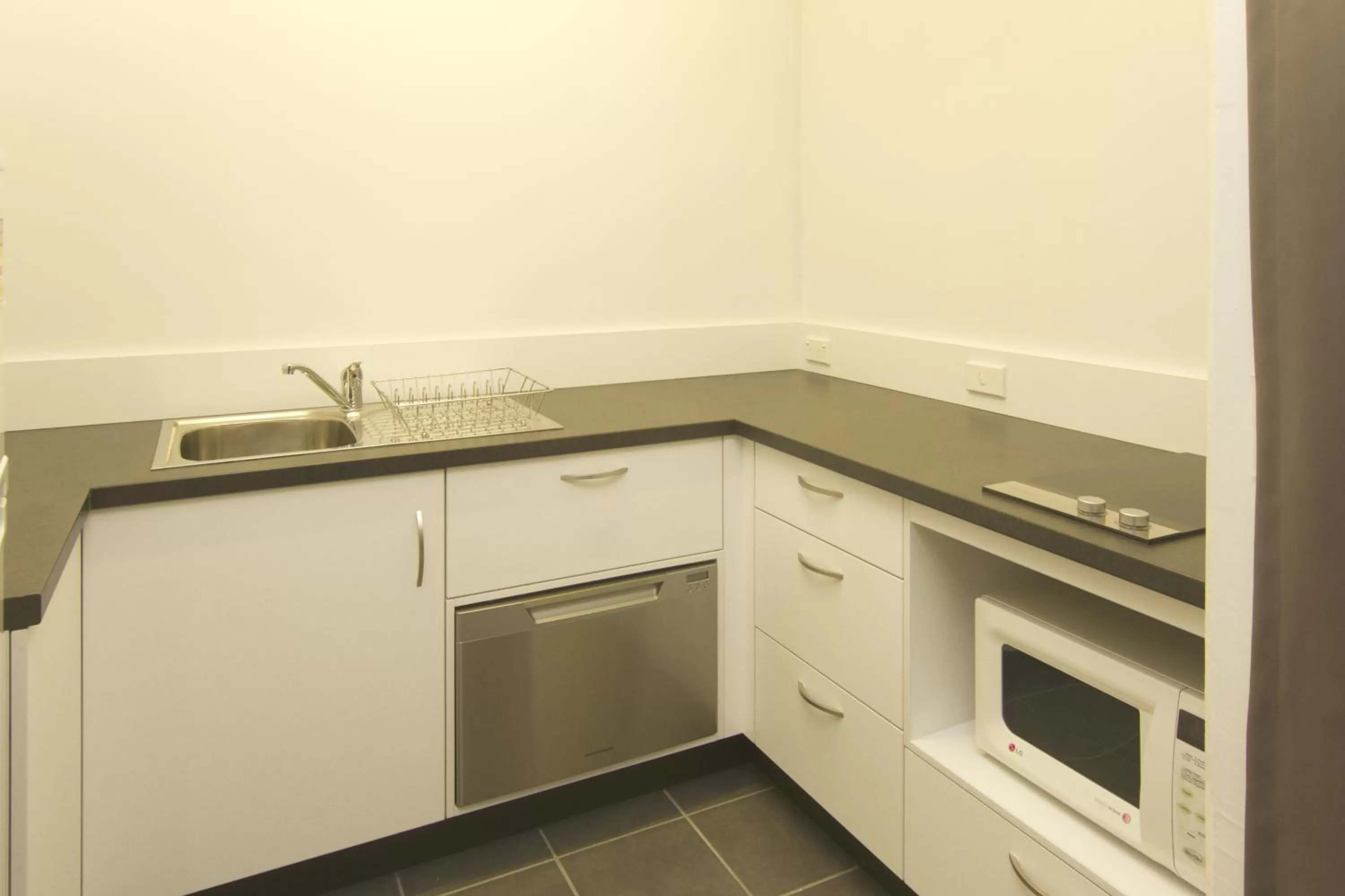 Kitchen or kitchenette in Glenmore Palms Motel