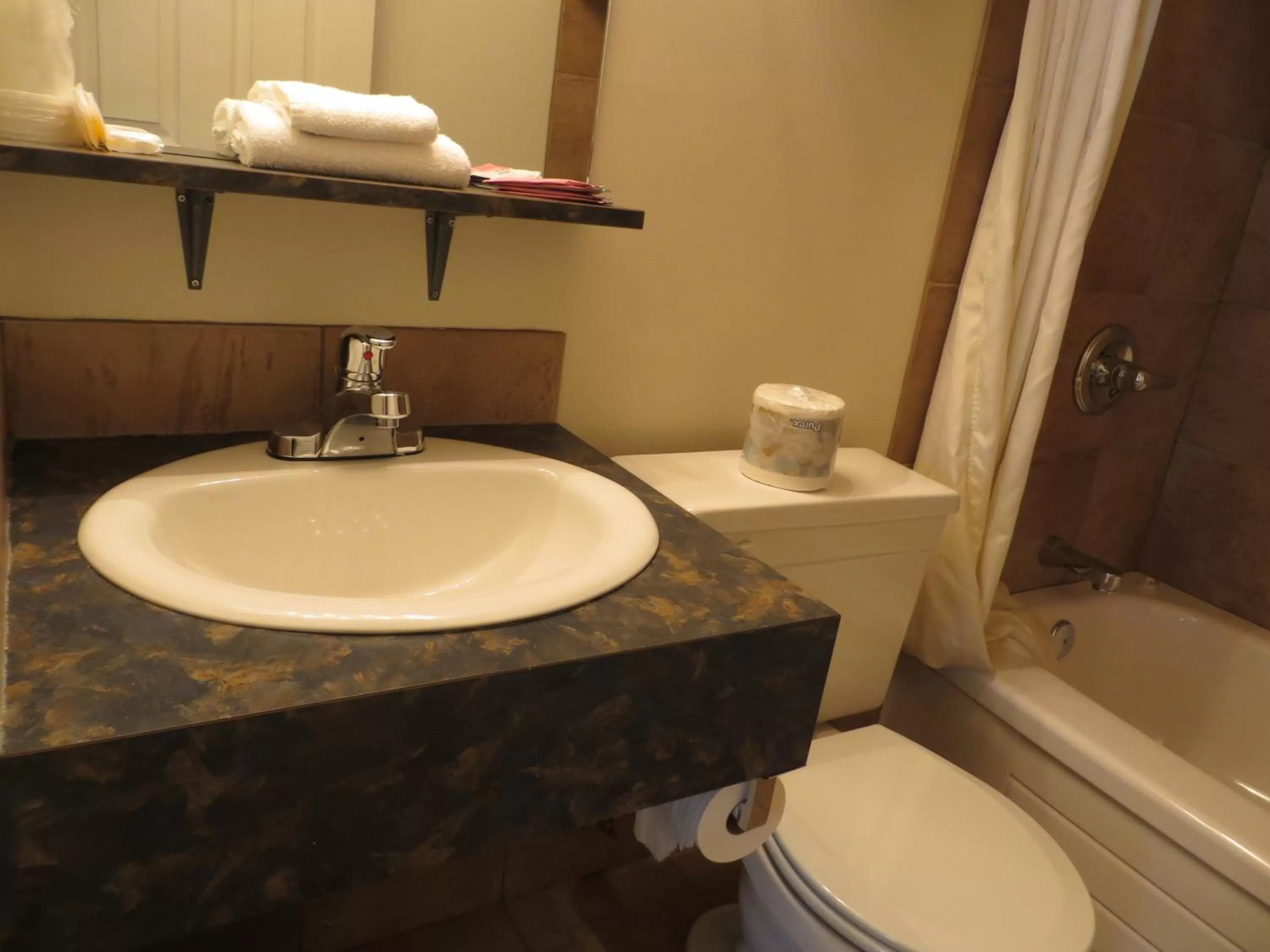 Bathroom in Eastglen Inn