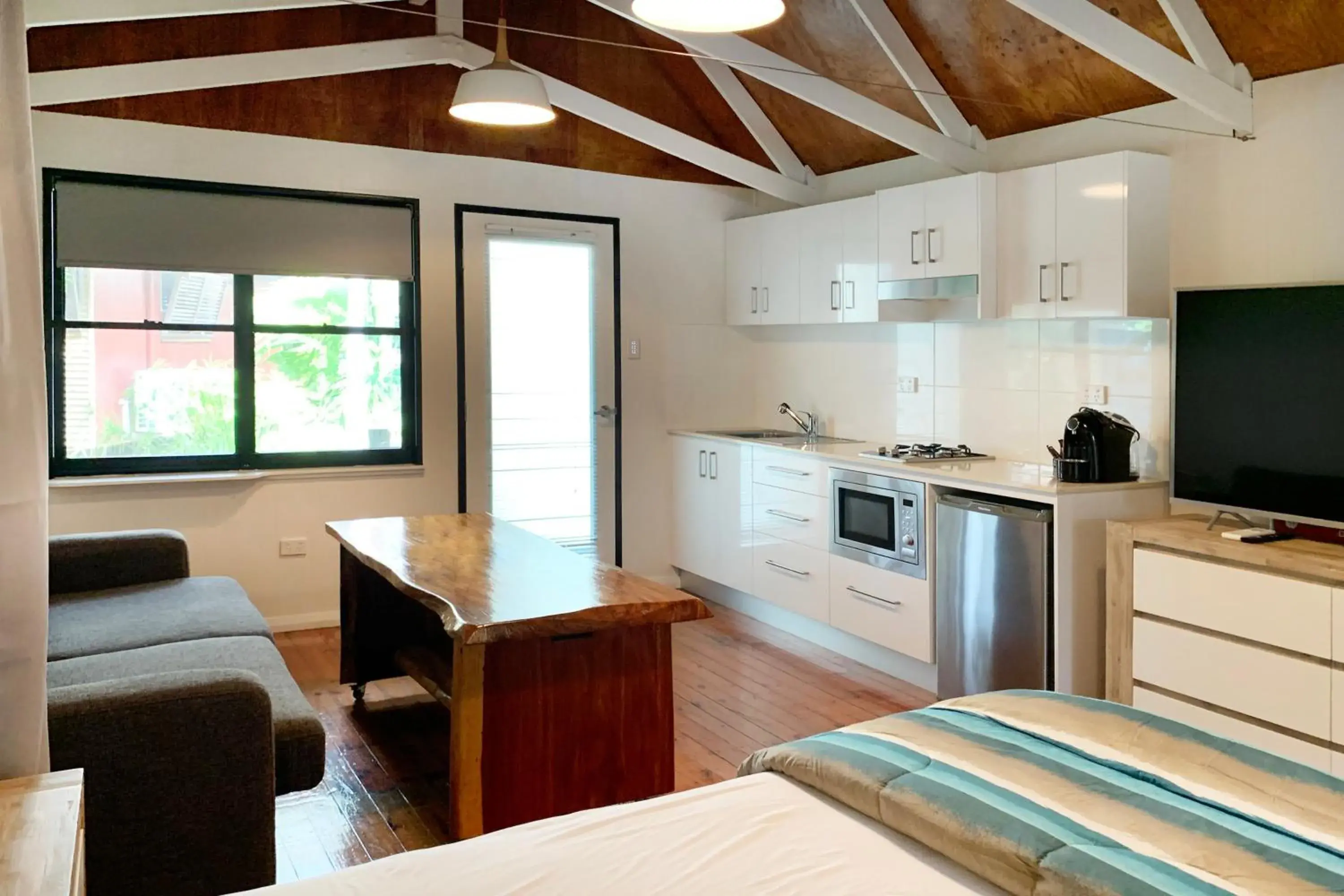 Coffee/tea facilities, Kitchen/Kitchenette in Airlie Beach Magnums - Adults Only