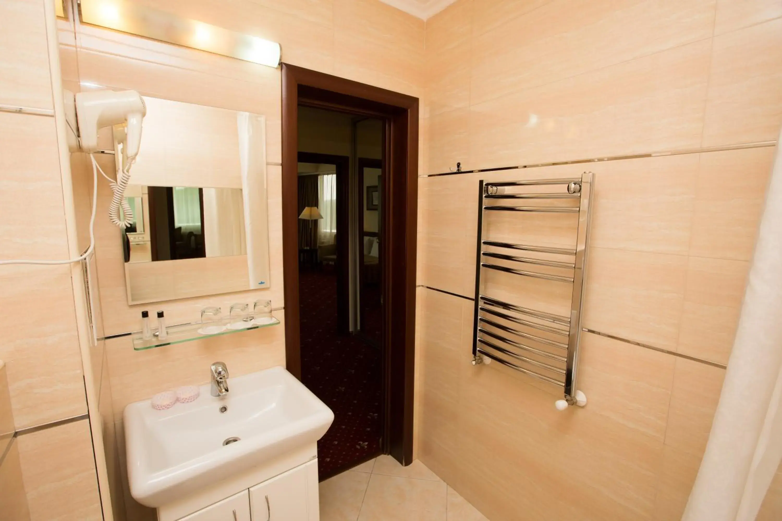 Shower, Bathroom in Jumbo Hotel