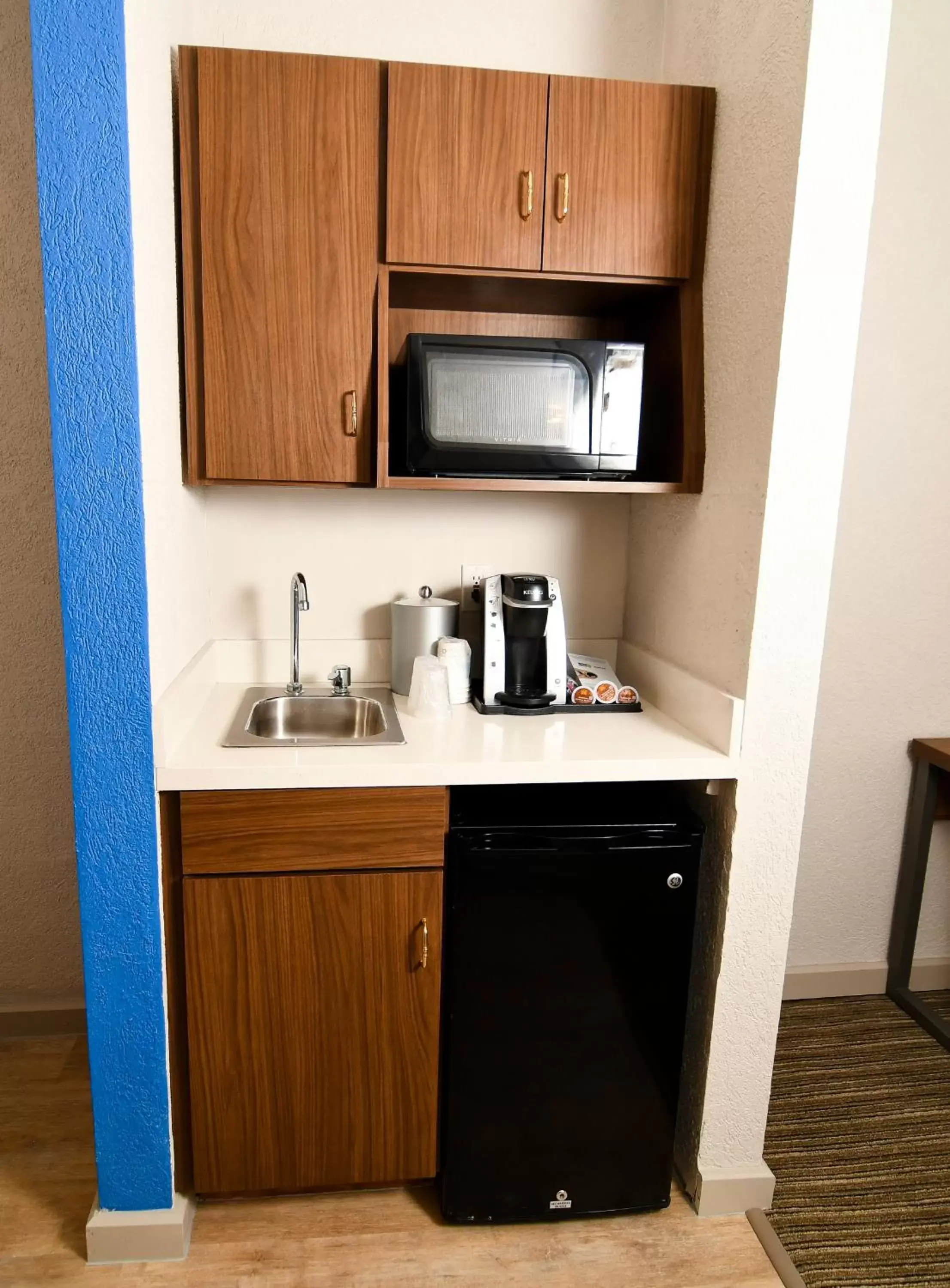 Photo of the whole room, Kitchen/Kitchenette in Holiday Inn Express Hotel & Suites Port Clinton-Catawba Island, an IHG Hotel