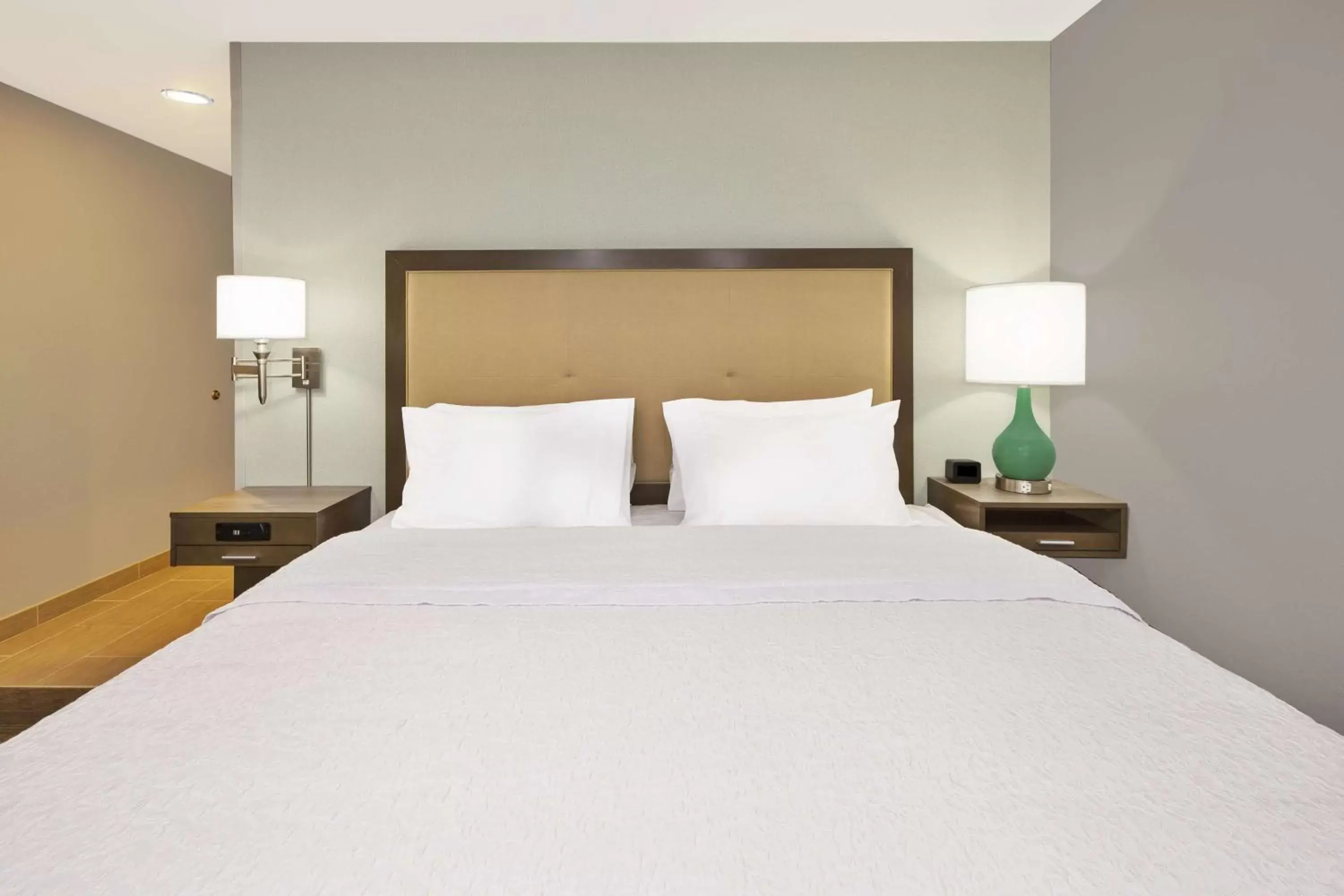 Bed in Hampton Inn by Hilton West Bloomfield Novi Bed in Hampton Inn by Hilton West Bloomfield Novi