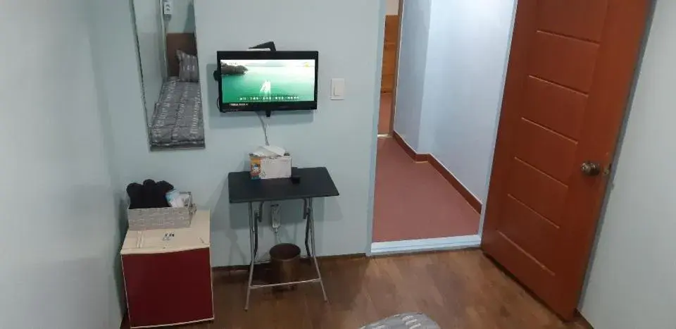 Bedroom, TV/Entertainment Center in Kimstay 9