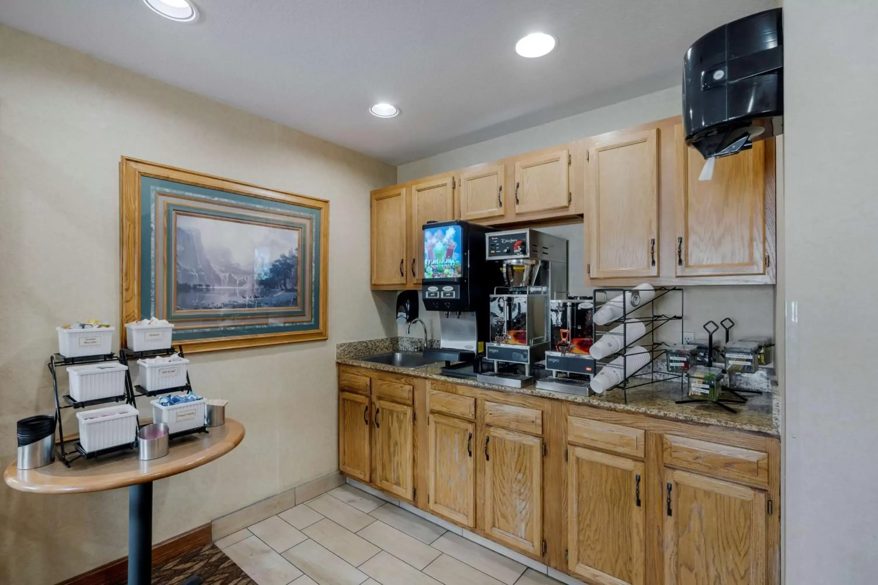 Breakfast, Kitchen/Kitchenette in Best Western Pinedale Inn