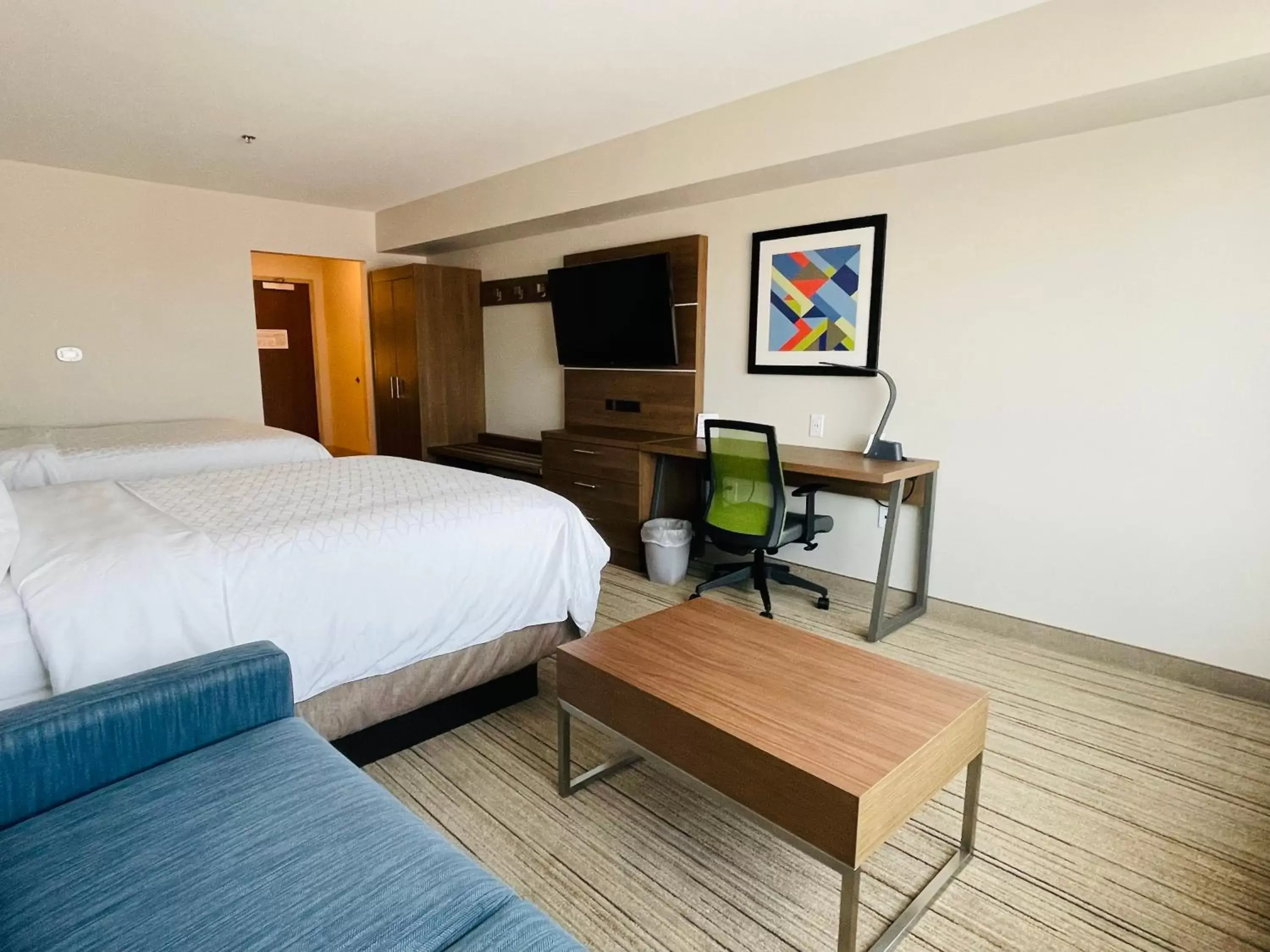 Bedroom, TV/Entertainment Center in Holiday Inn Express & Suites - Phoenix - Airport North, an IHG Hotel