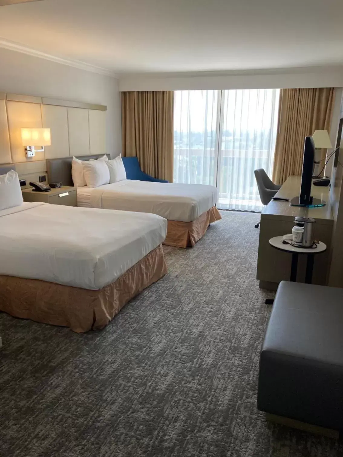 Bedroom, Bed in Ontario Airport Hotel & Conference Center