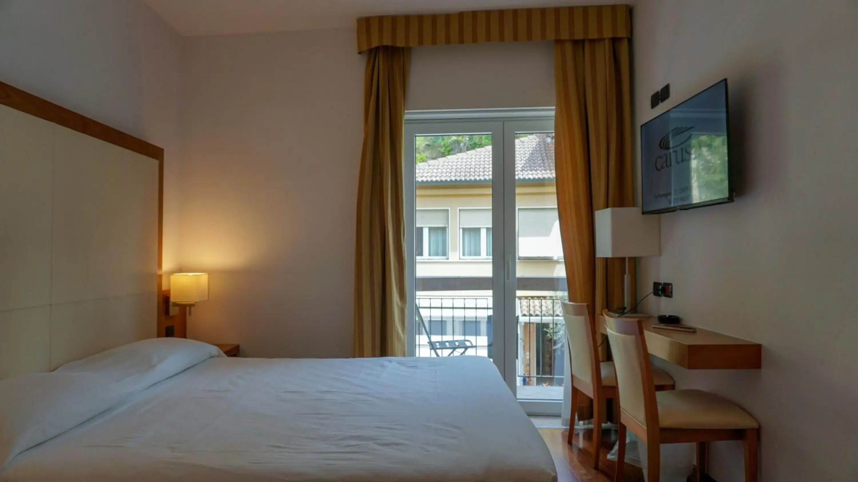 Communal lounge/ TV room, Bed in Hotel Mavino