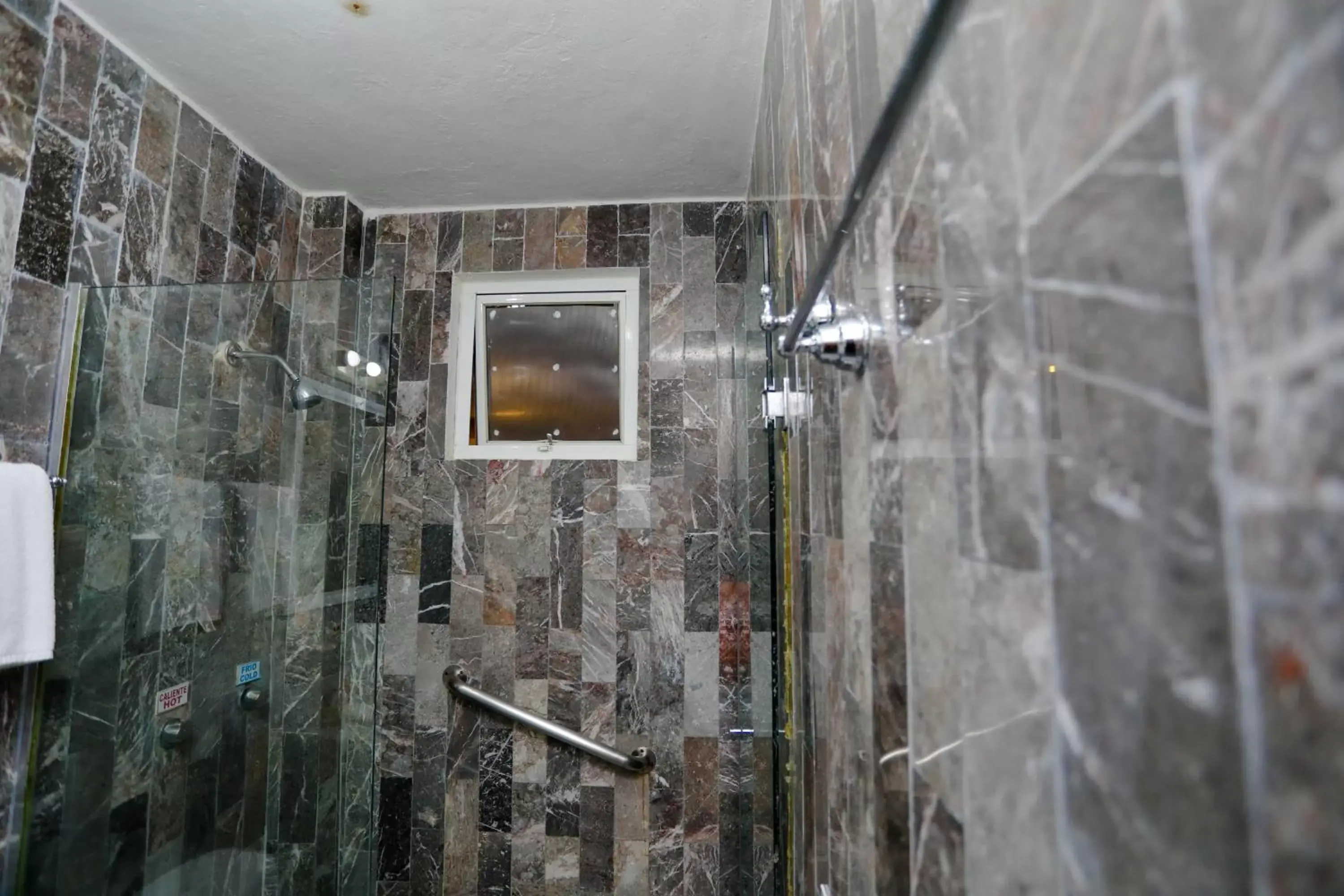 Shower, Bathroom in Hotel Santa Maria