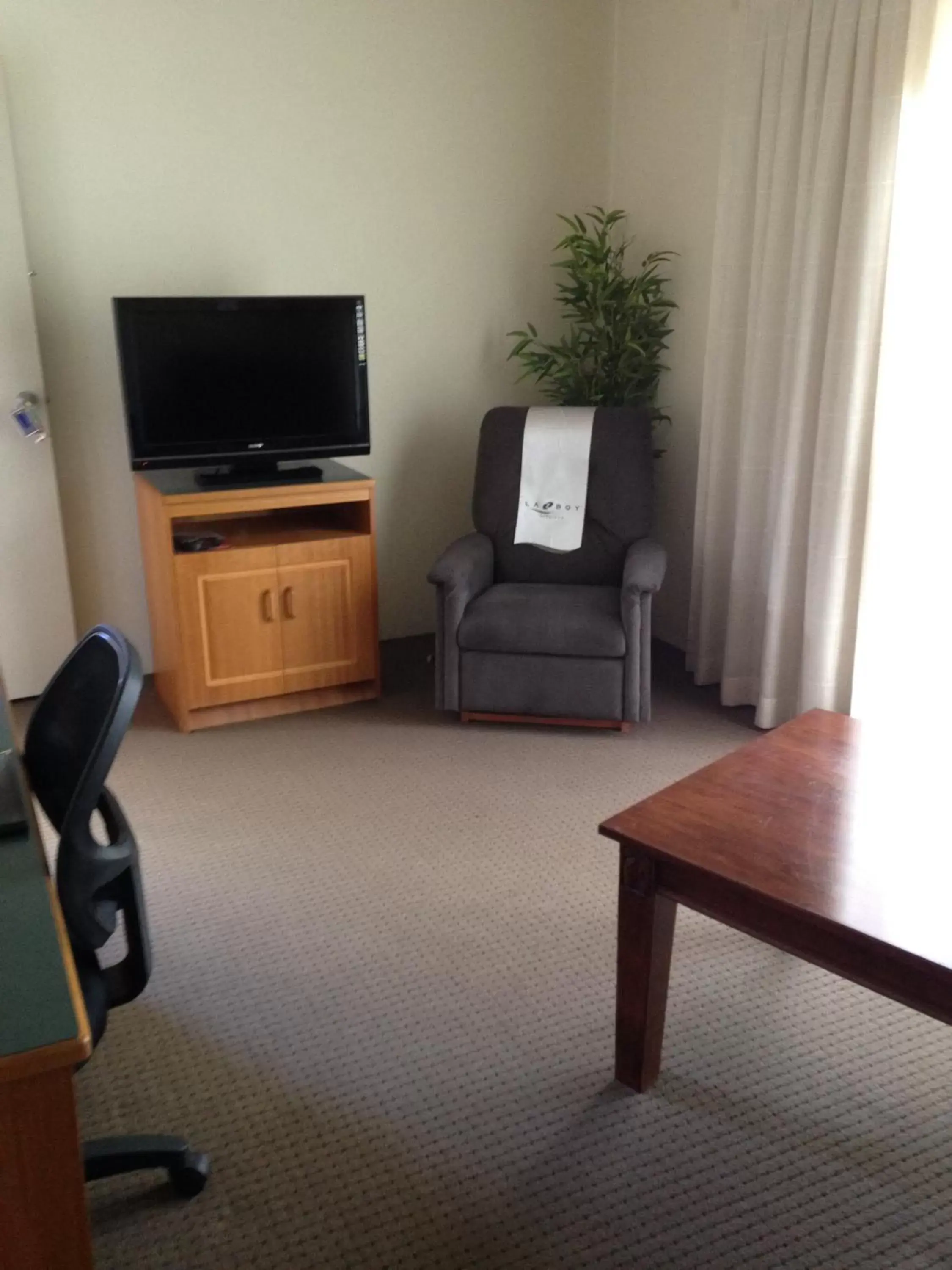 Day, TV/Entertainment Center in Francis Phillip Motor Inn and The Lodge