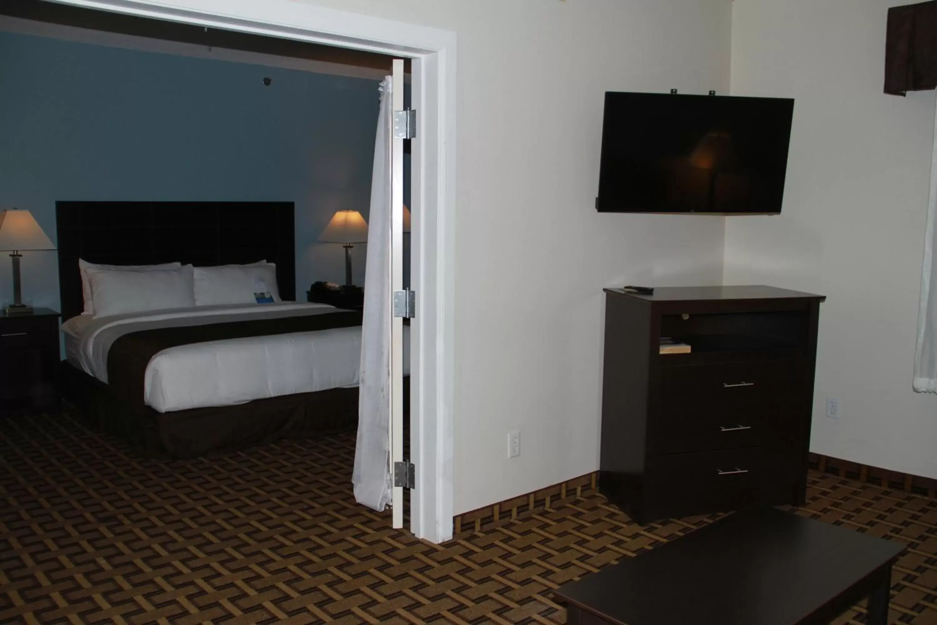 Bedroom, TV/Entertainment Center in SureStay Plus Hotel by Best Western Coralville Iowa City