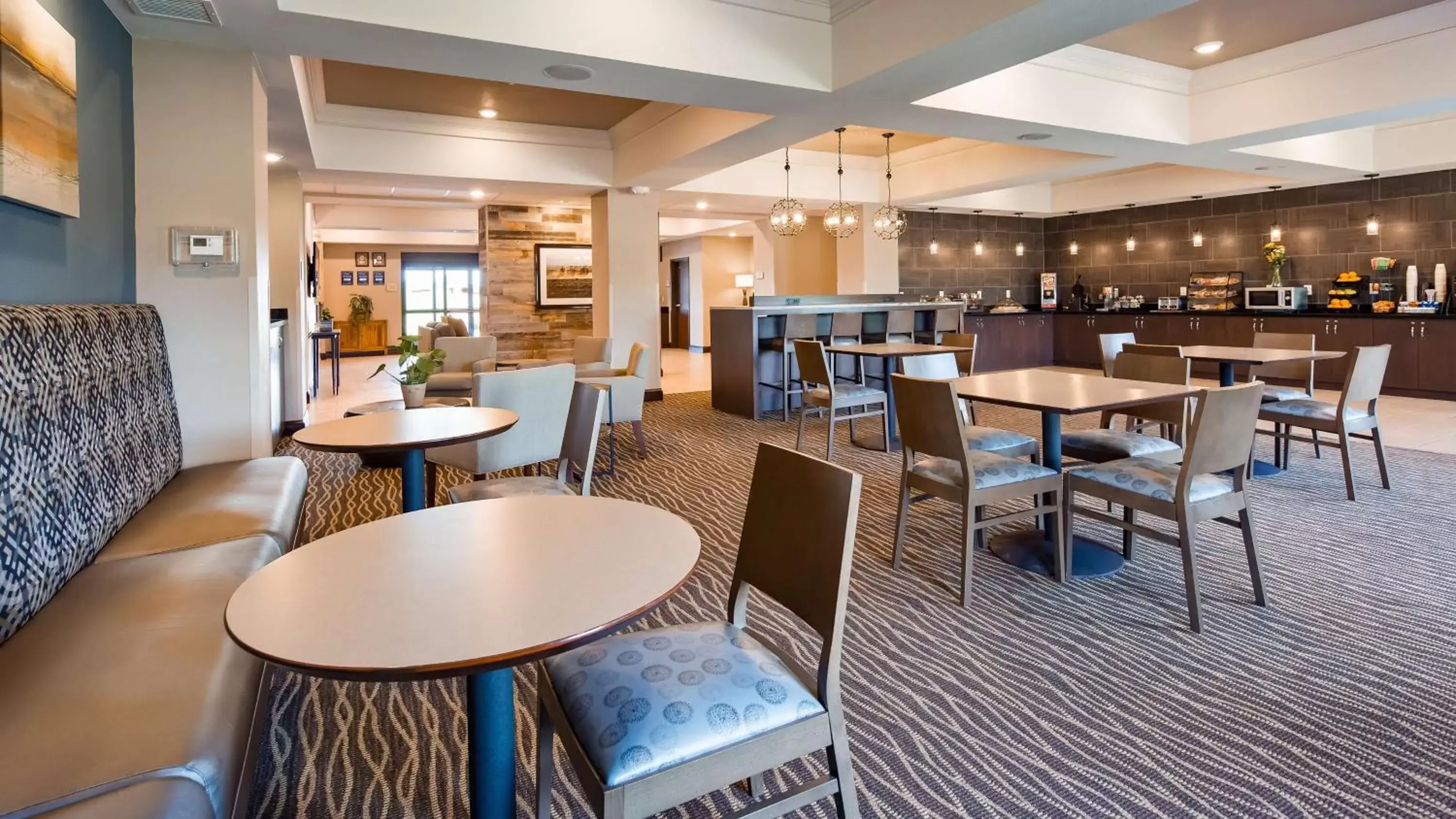 Breakfast, Restaurant/Places to Eat in Best Western Plus Overland Inn