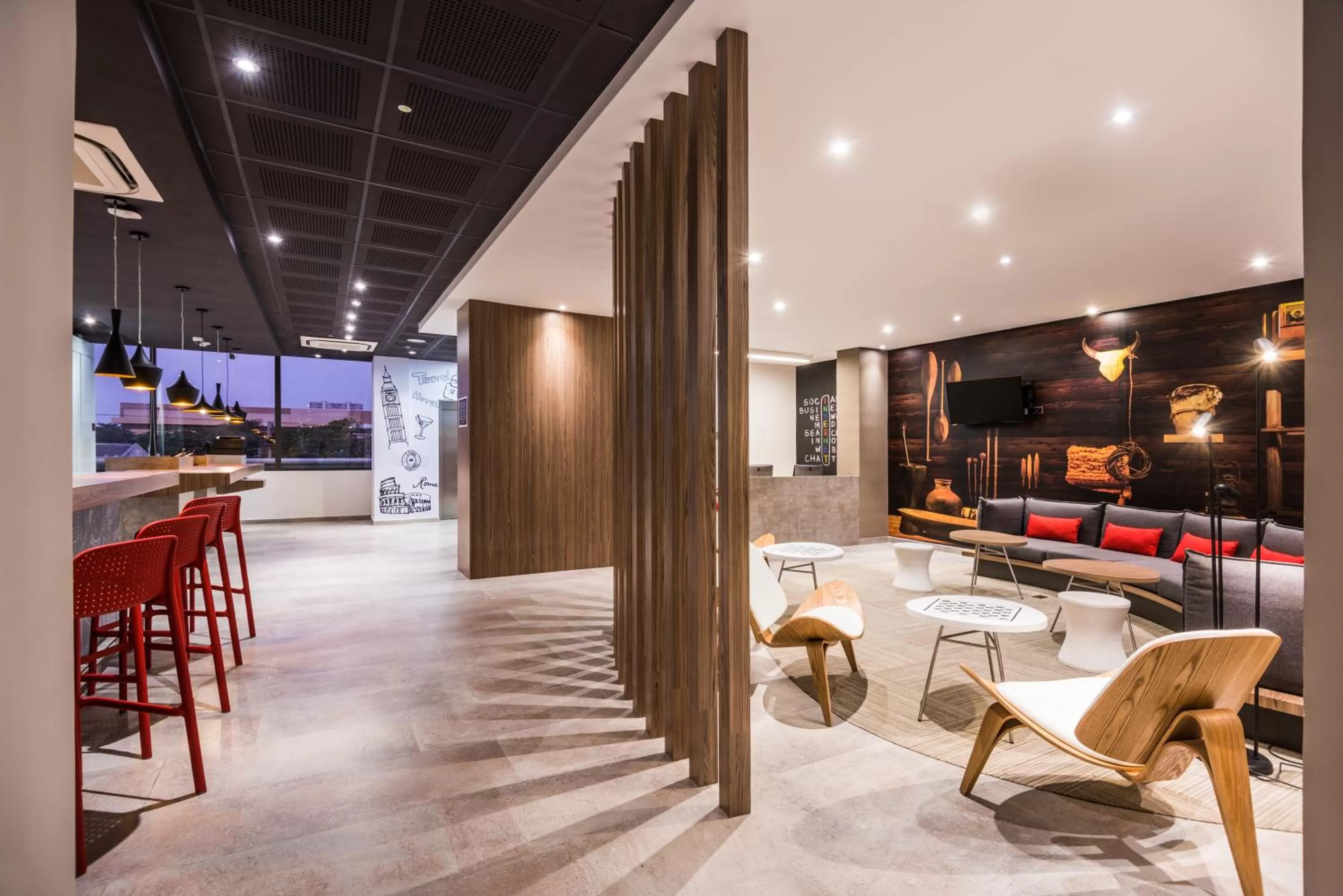 Communal lounge/ TV room in ibis Barranquilla