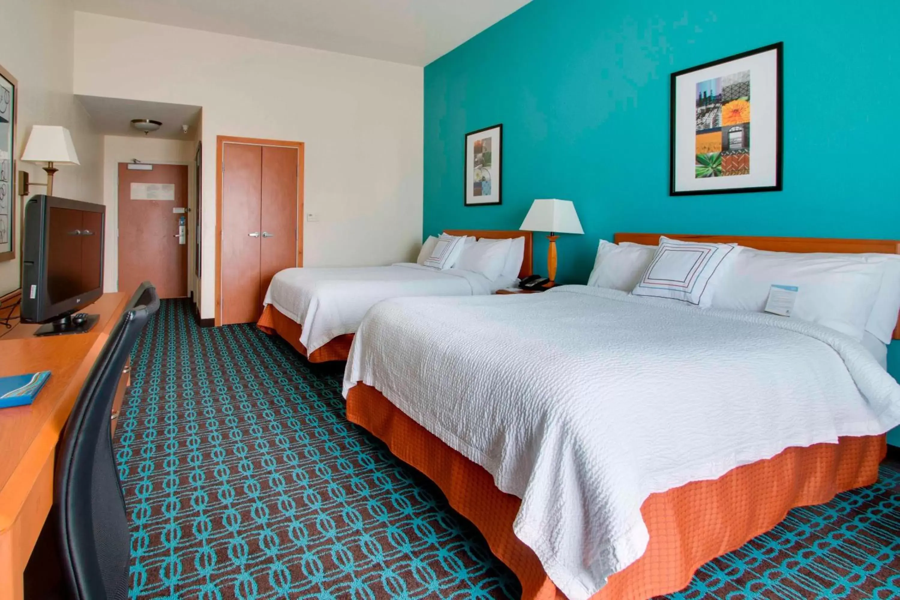 Photo of the whole room, Bed in Fairfield Inn & Suites by Marriott Clermont