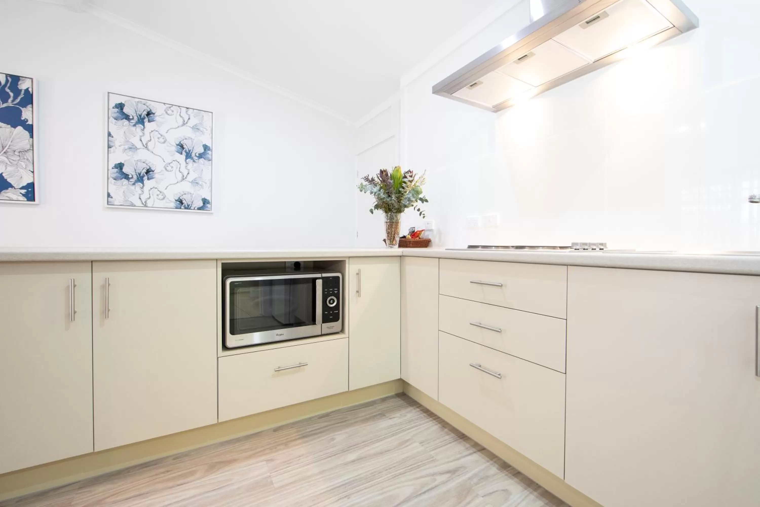 Kitchen or kitchenette in New England Motor Lodge