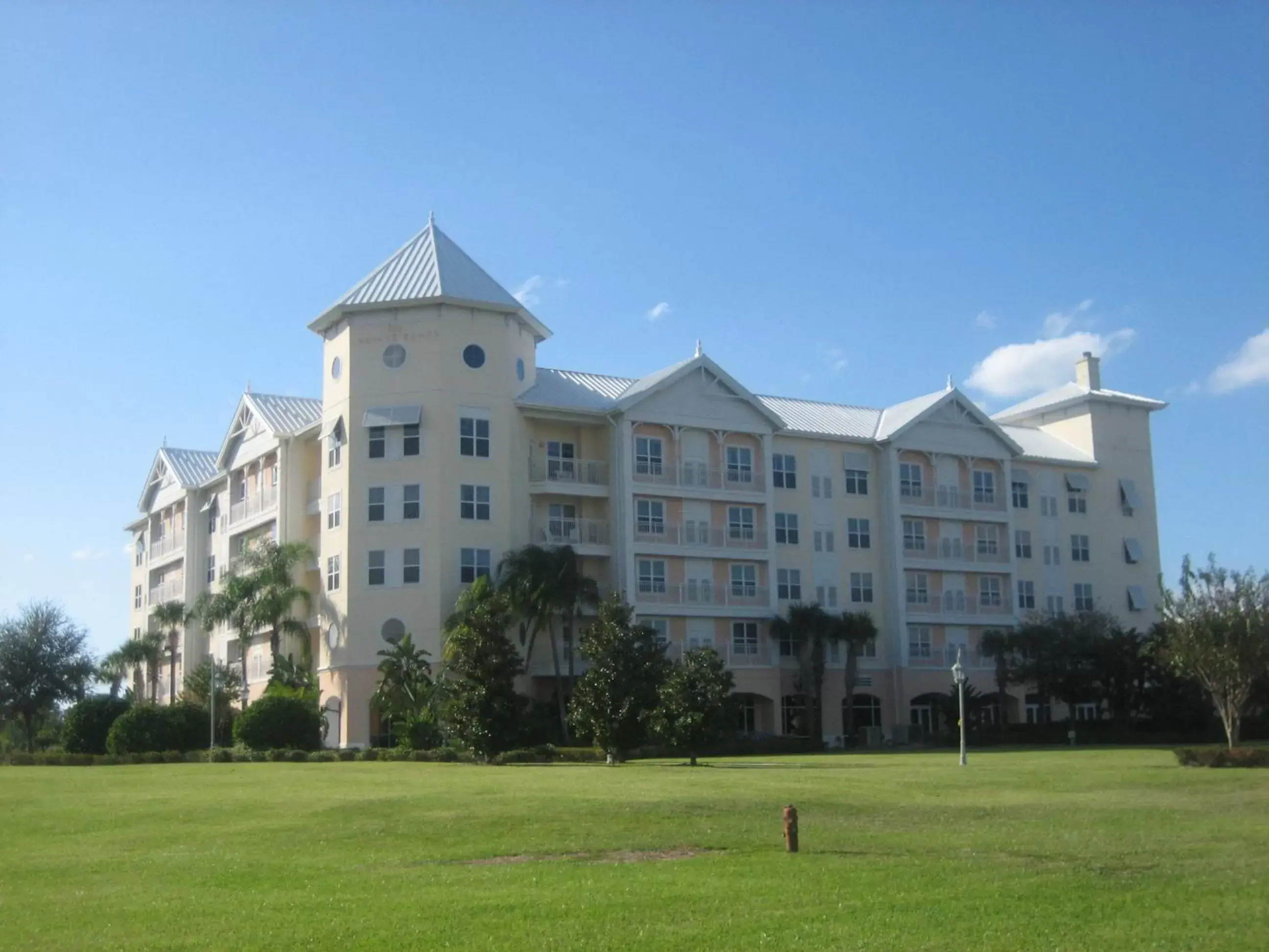 Property building in Monumental Hotel Orlando Property building in Monumental Hotel Orlando