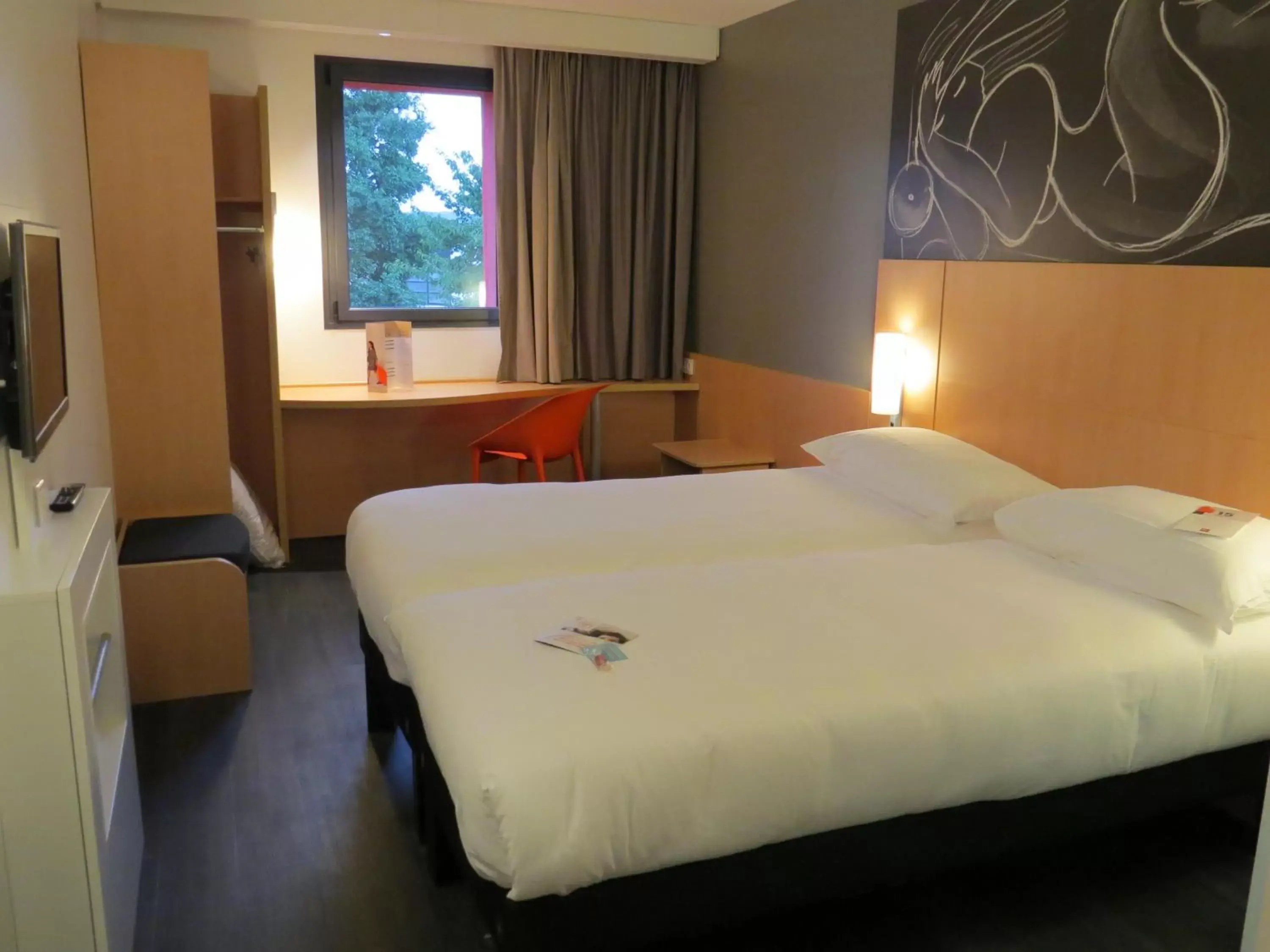 Standard Twin Room in ibis Soissons