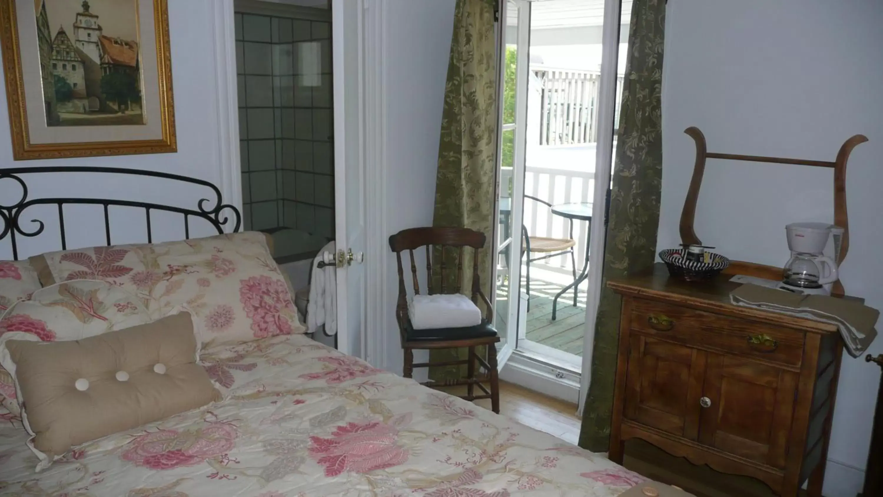 Photo of the whole room, Bed in Manoir Sur le Cap