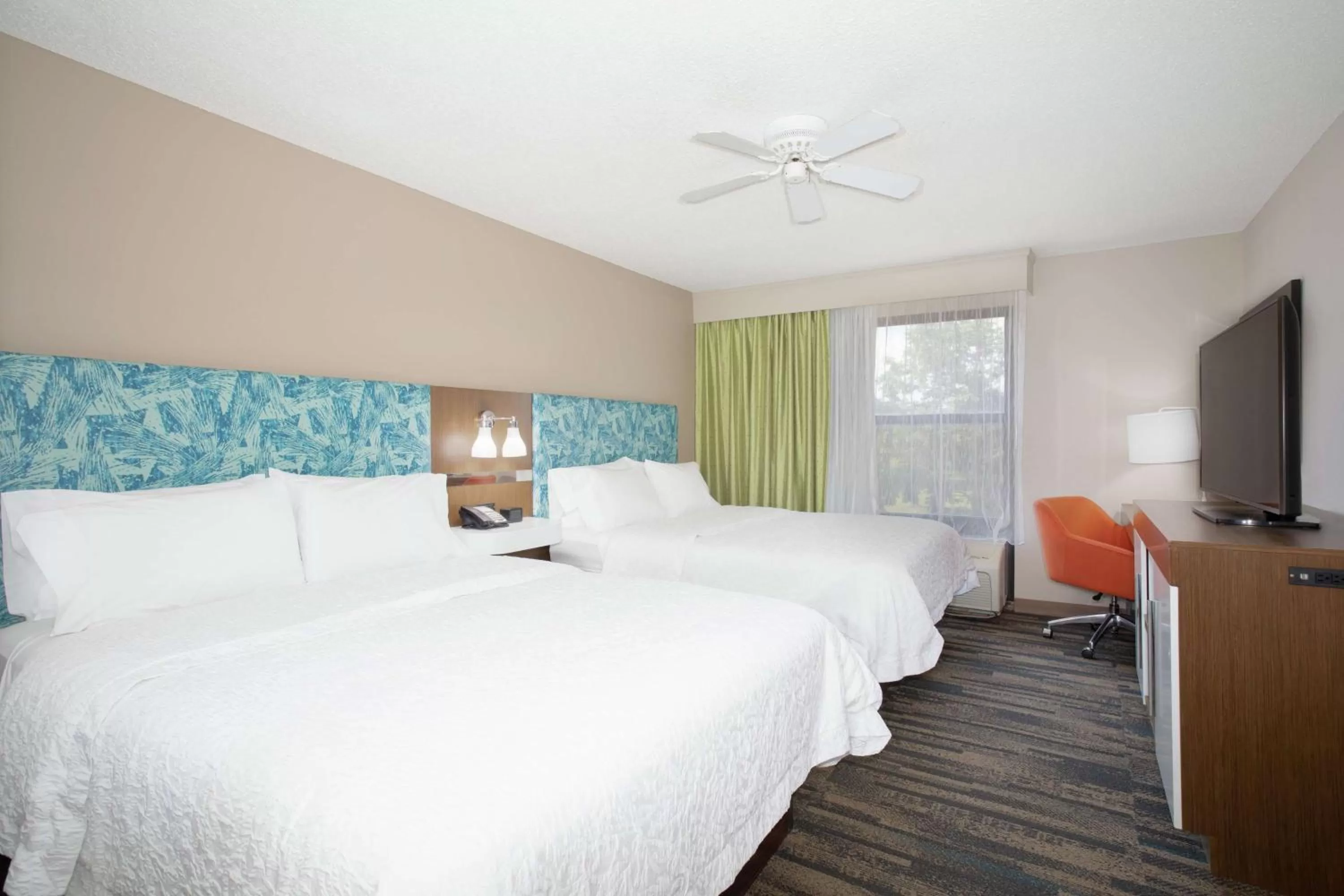 Bedroom, Bed in Hampton Inn & Suites Kansas City-Merriam