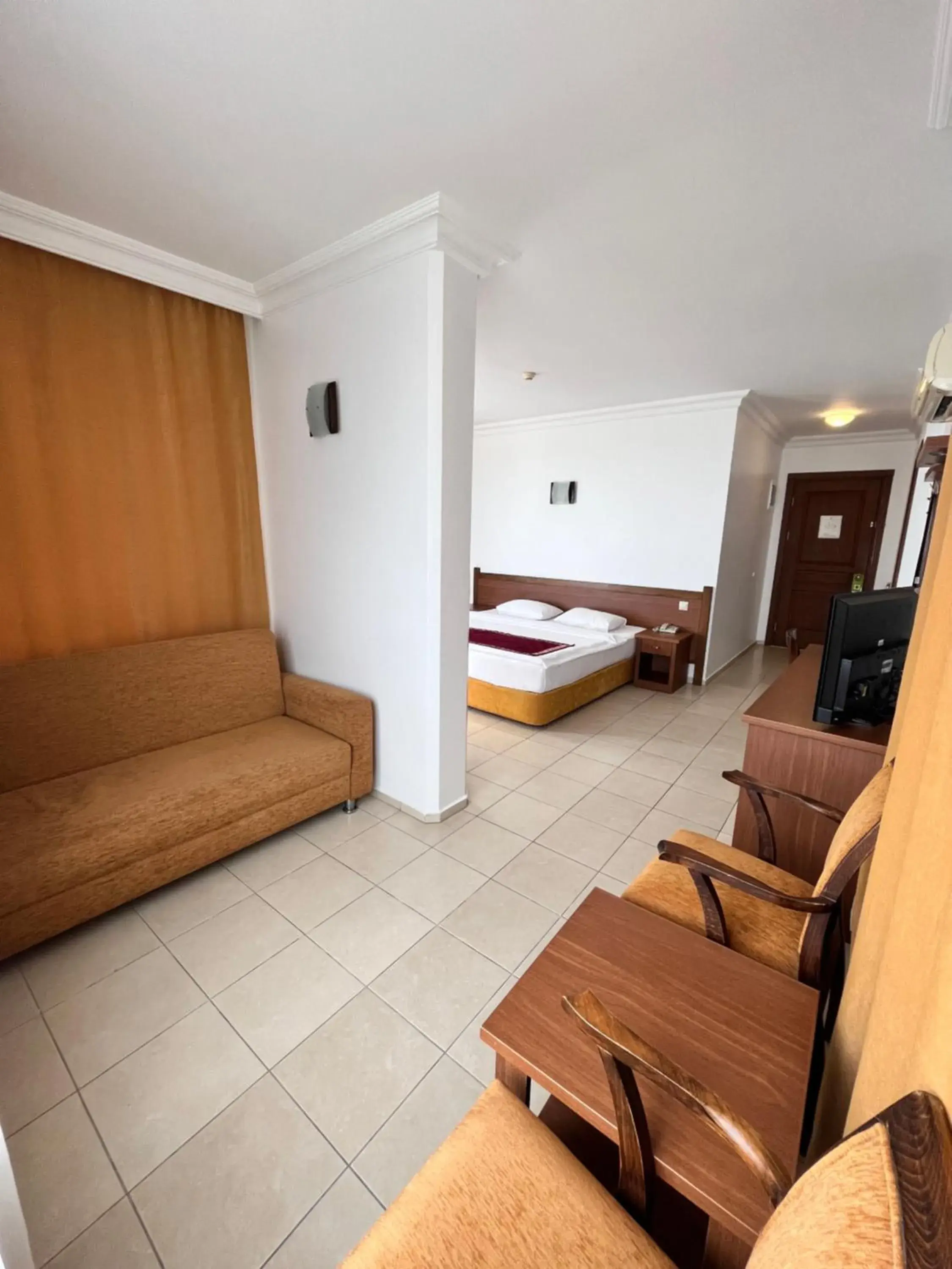 Bed, Seating Area in Hotel Royal Hill