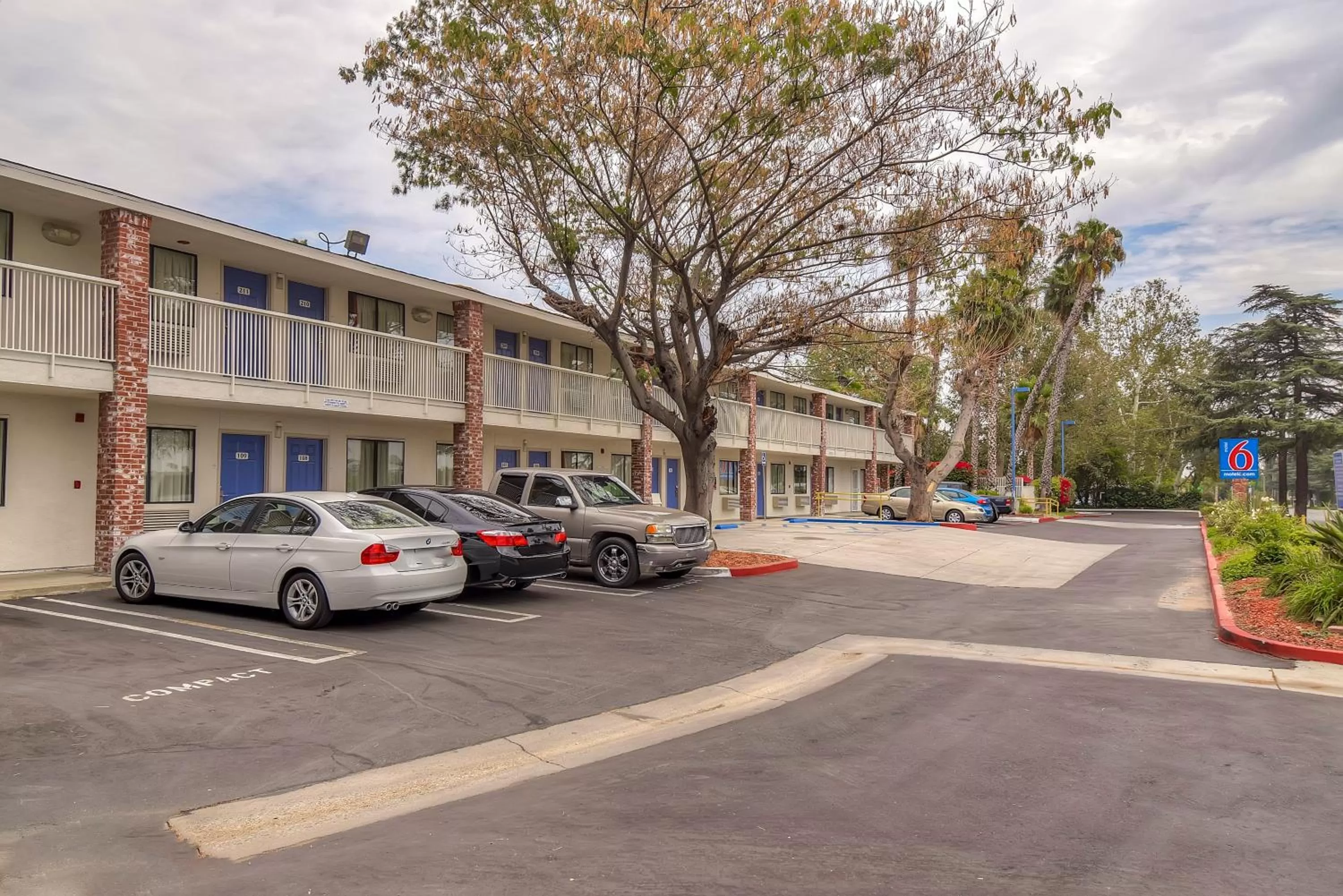 Facade/entrance in Motel 6-Arcadia, CA - Los Angeles - Pasadena Area