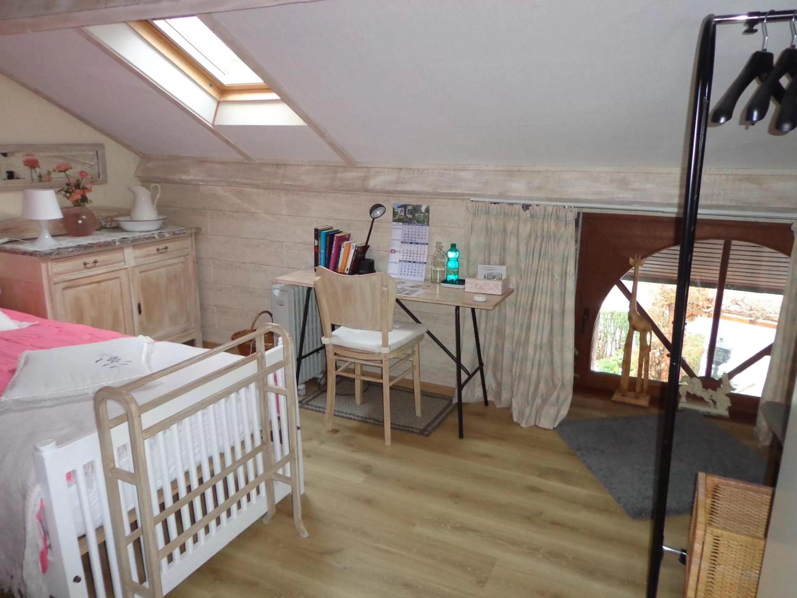 Photo of the whole room, Bed in Le Chant du Merle