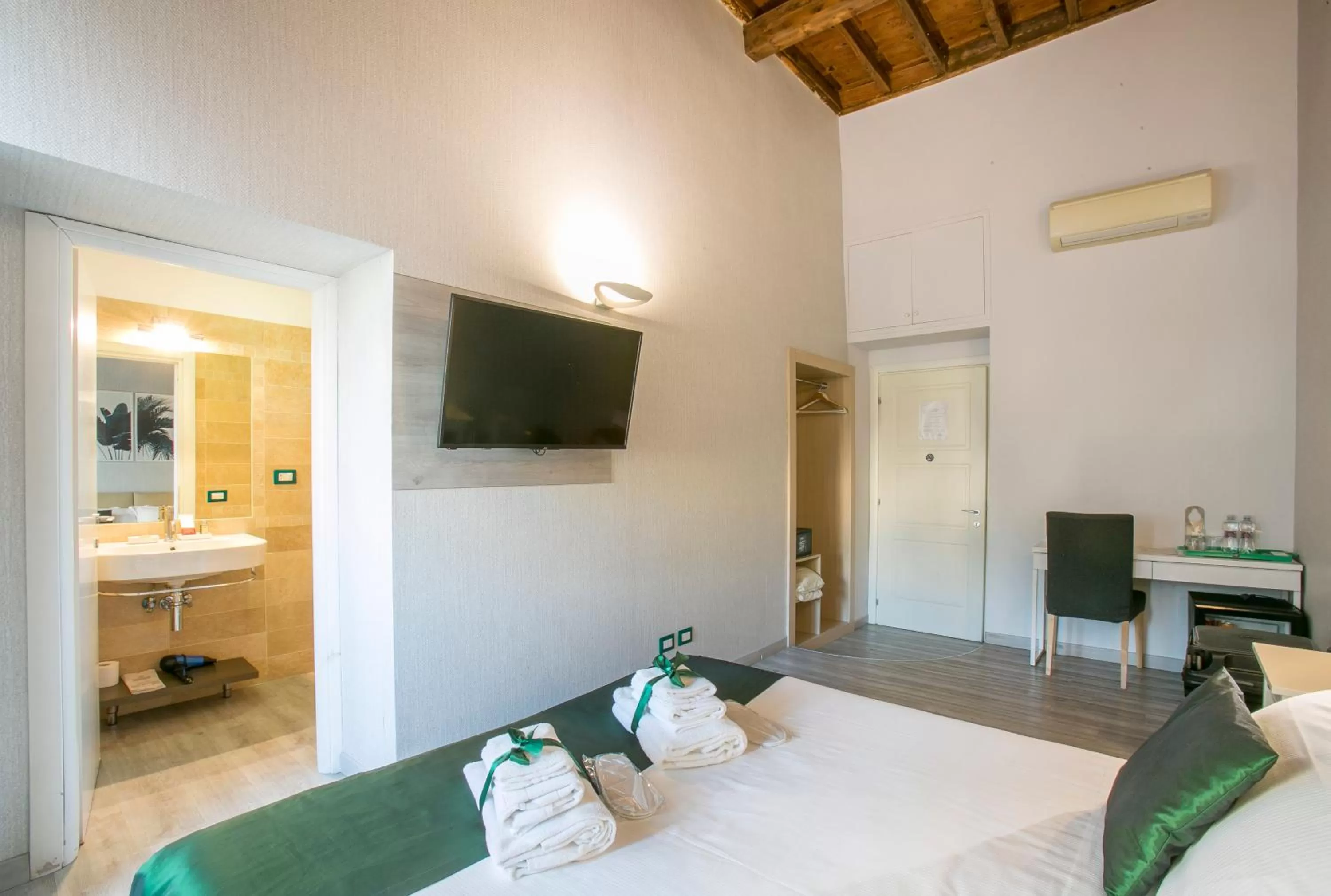 Bedroom, Bed in History Suite