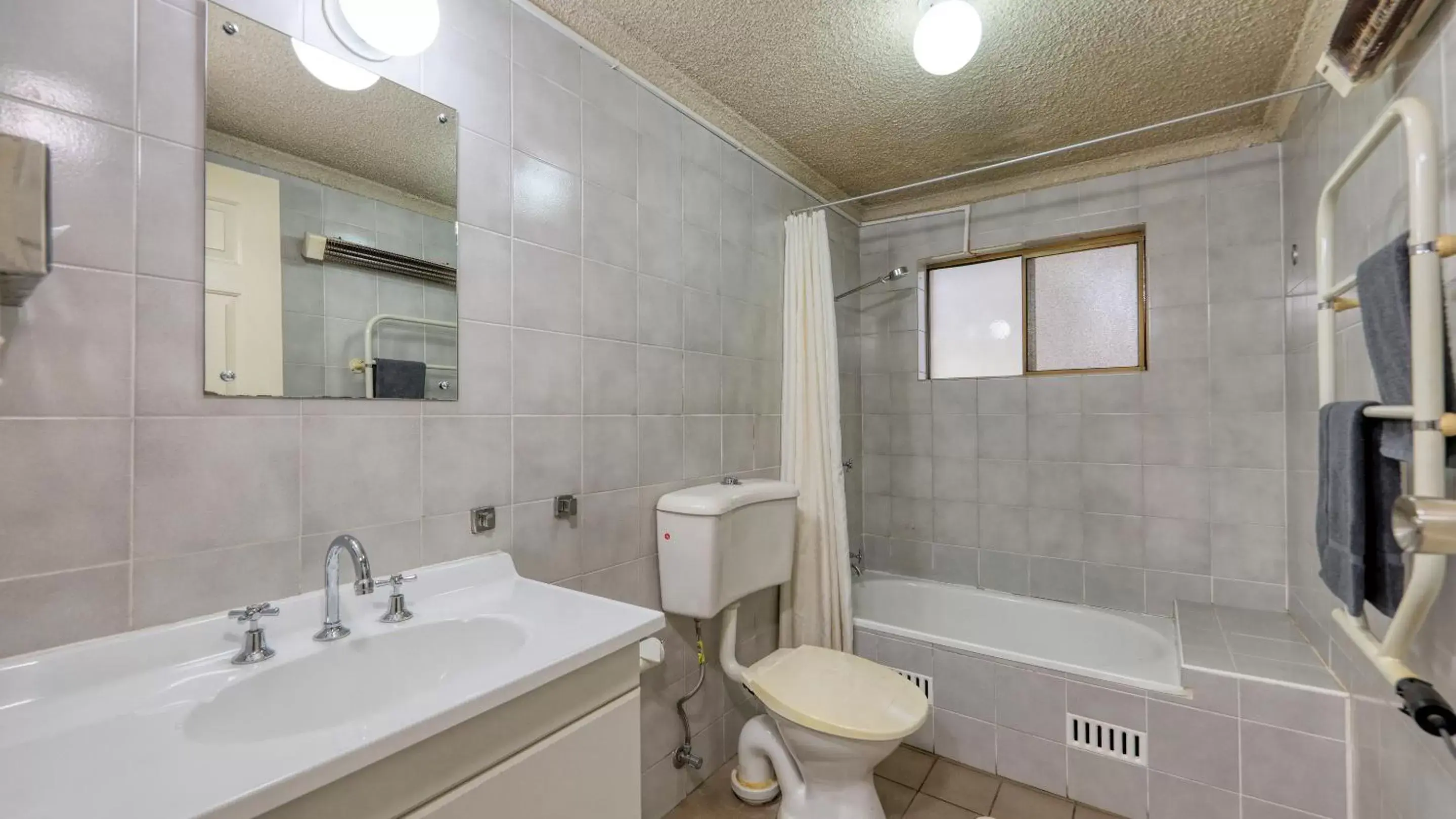 Bathroom in Hamilton Hume Motor Inn