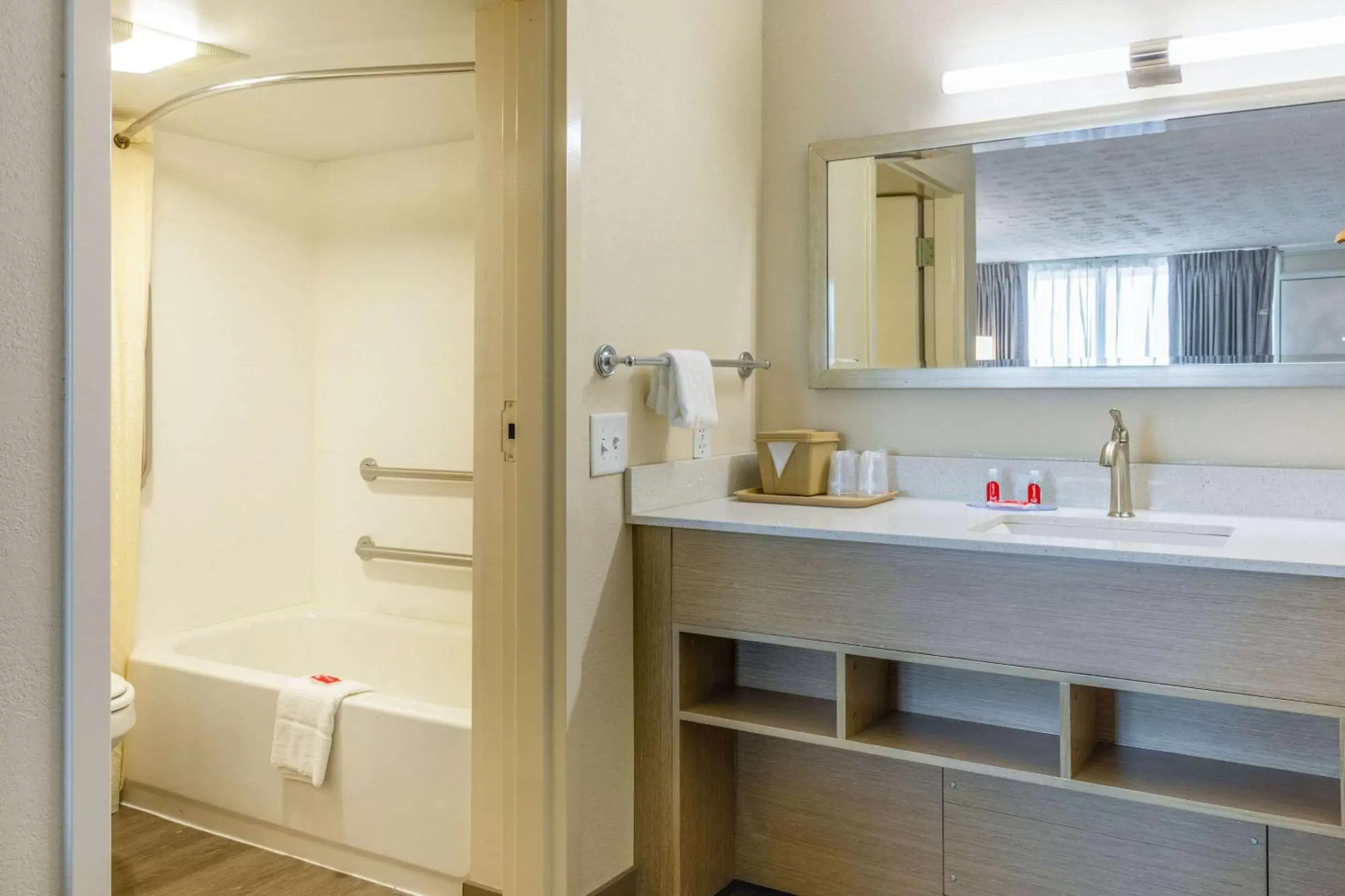 Bathroom in Econo Lodge Middlesboro Bathroom in Econo Lodge Middlesboro