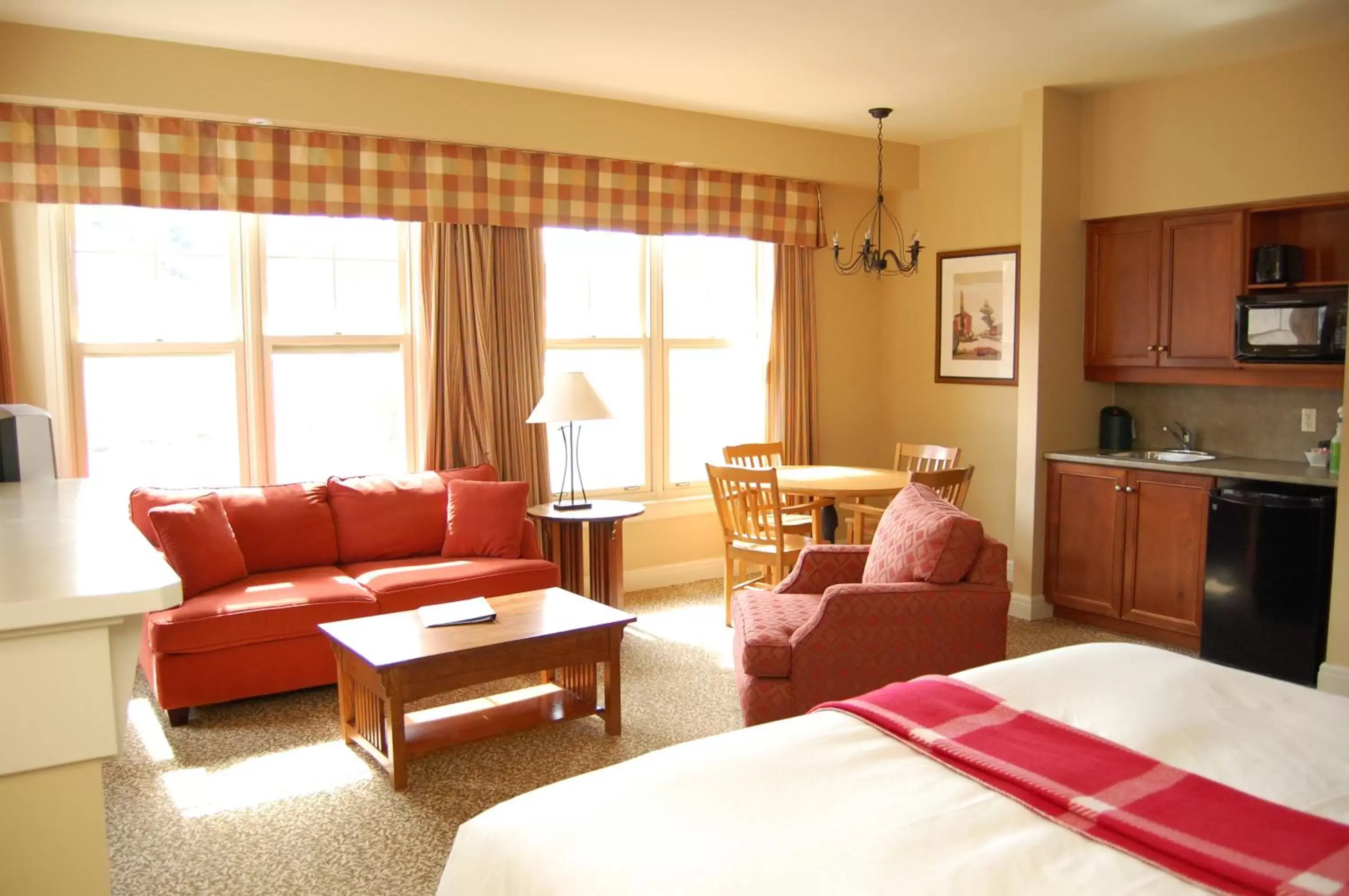 Kitchen or kitchenette, Seating Area in Calabogie Peaks Hotel, Ascend Hotel Collection