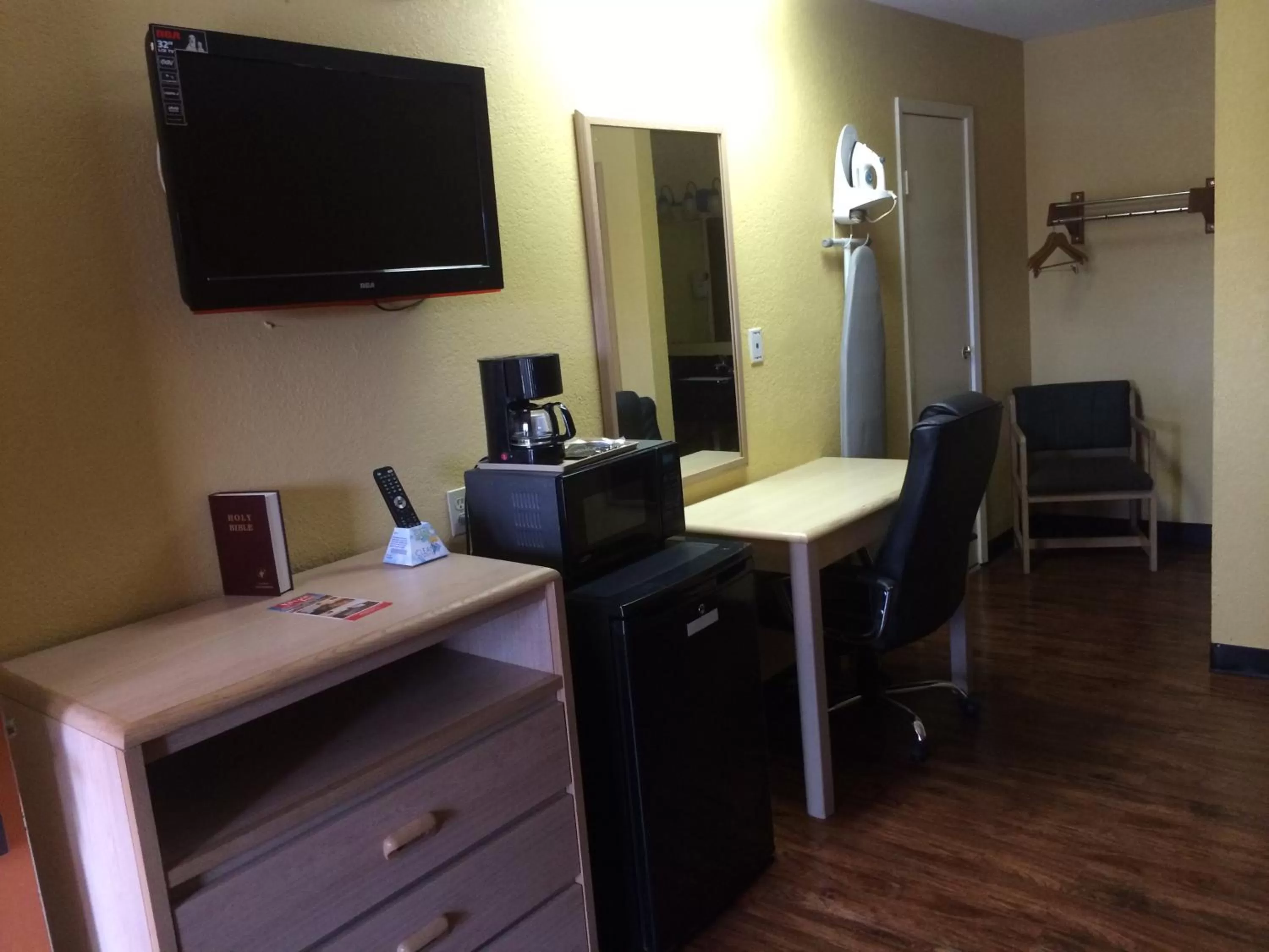 TV and multimedia in Village Inn Cotulla