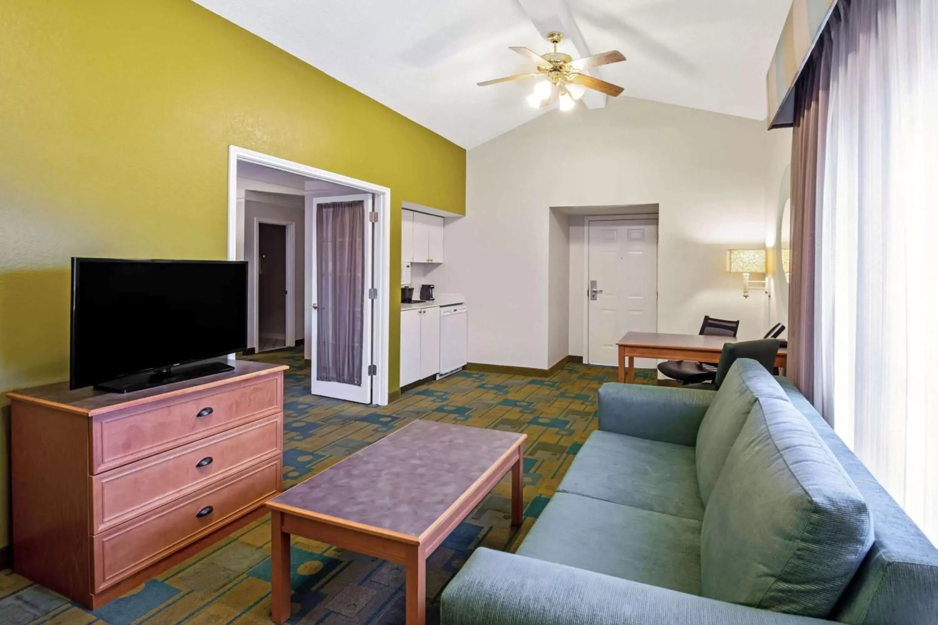 Photo of the whole room, Seating Area in La Quinta Inn by Wyndham Amarillo Mid-City