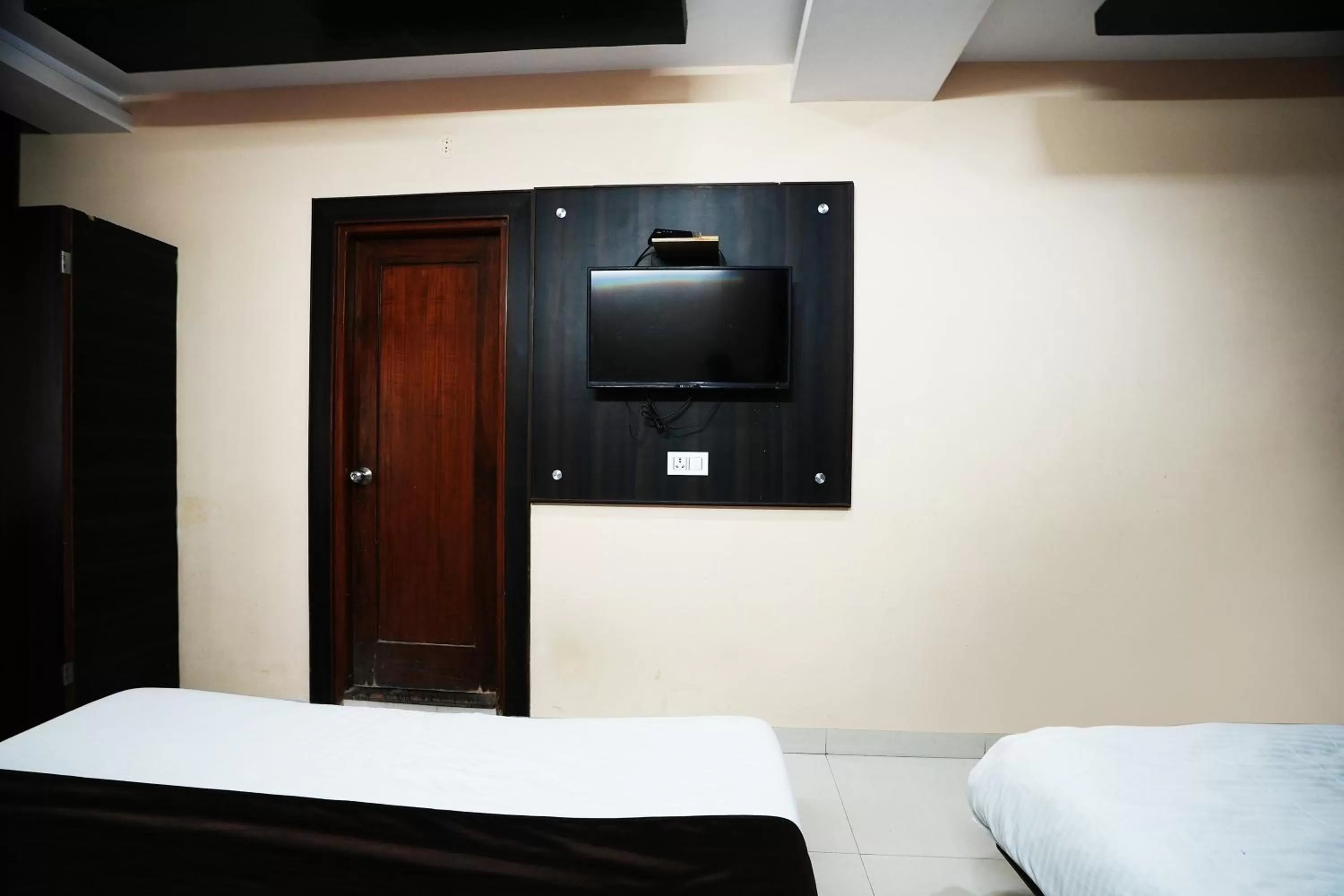 Bedroom, TV/Entertainment Center in Hotel Madurai