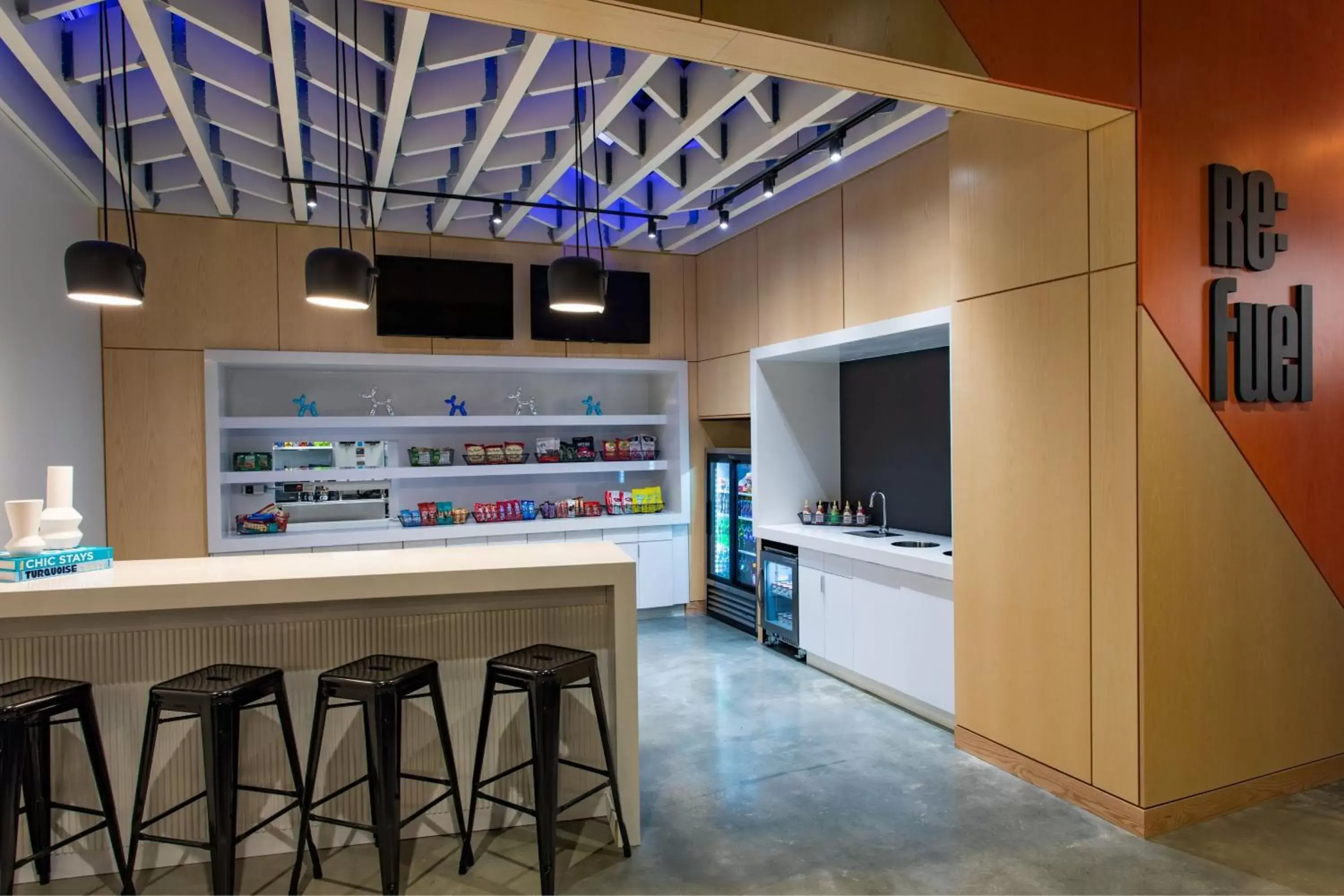 Restaurant/places to eat, TV/Entertainment Center in Aloft Providence Downtown