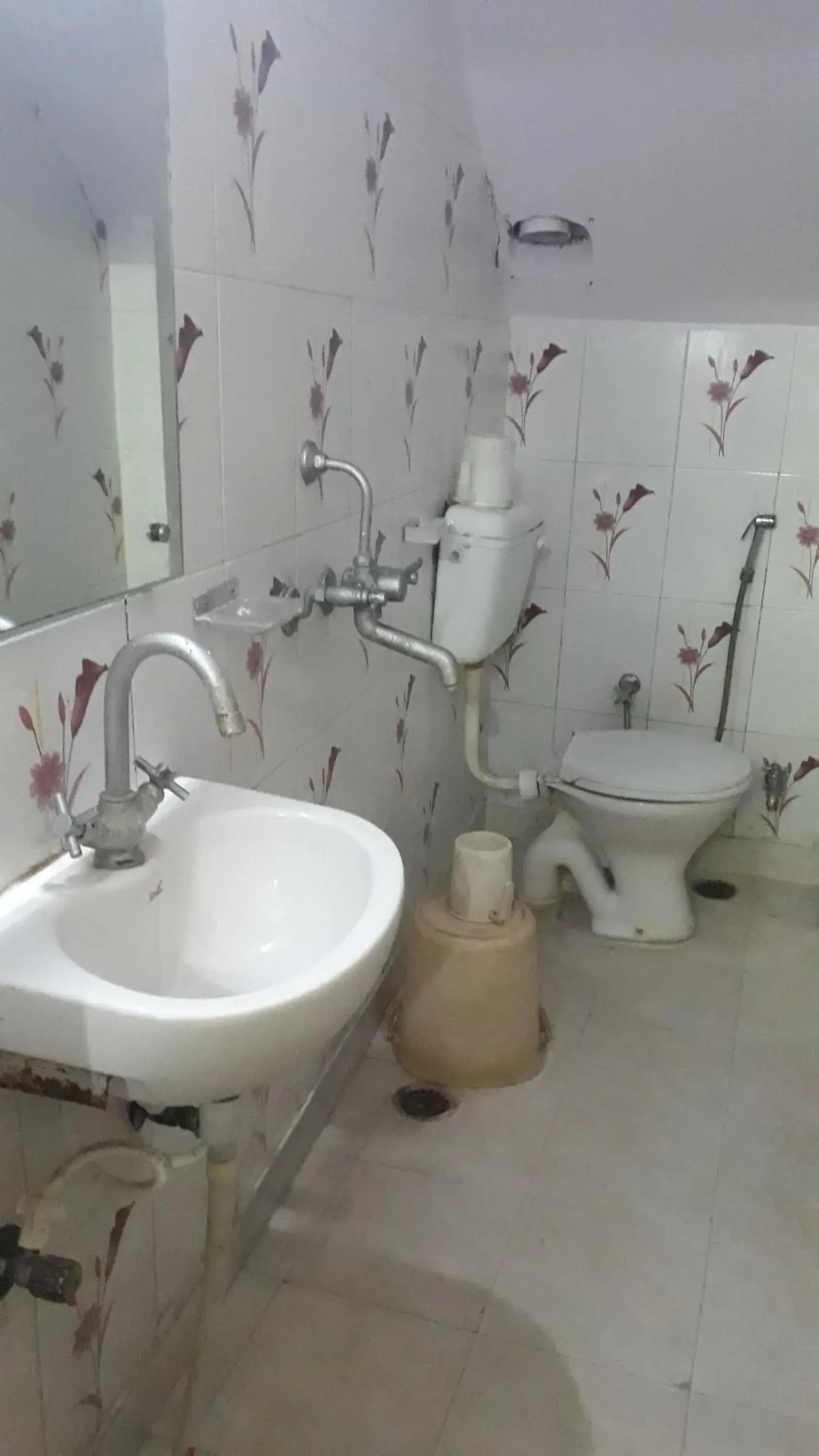 Bathroom in Hotel Sarwan