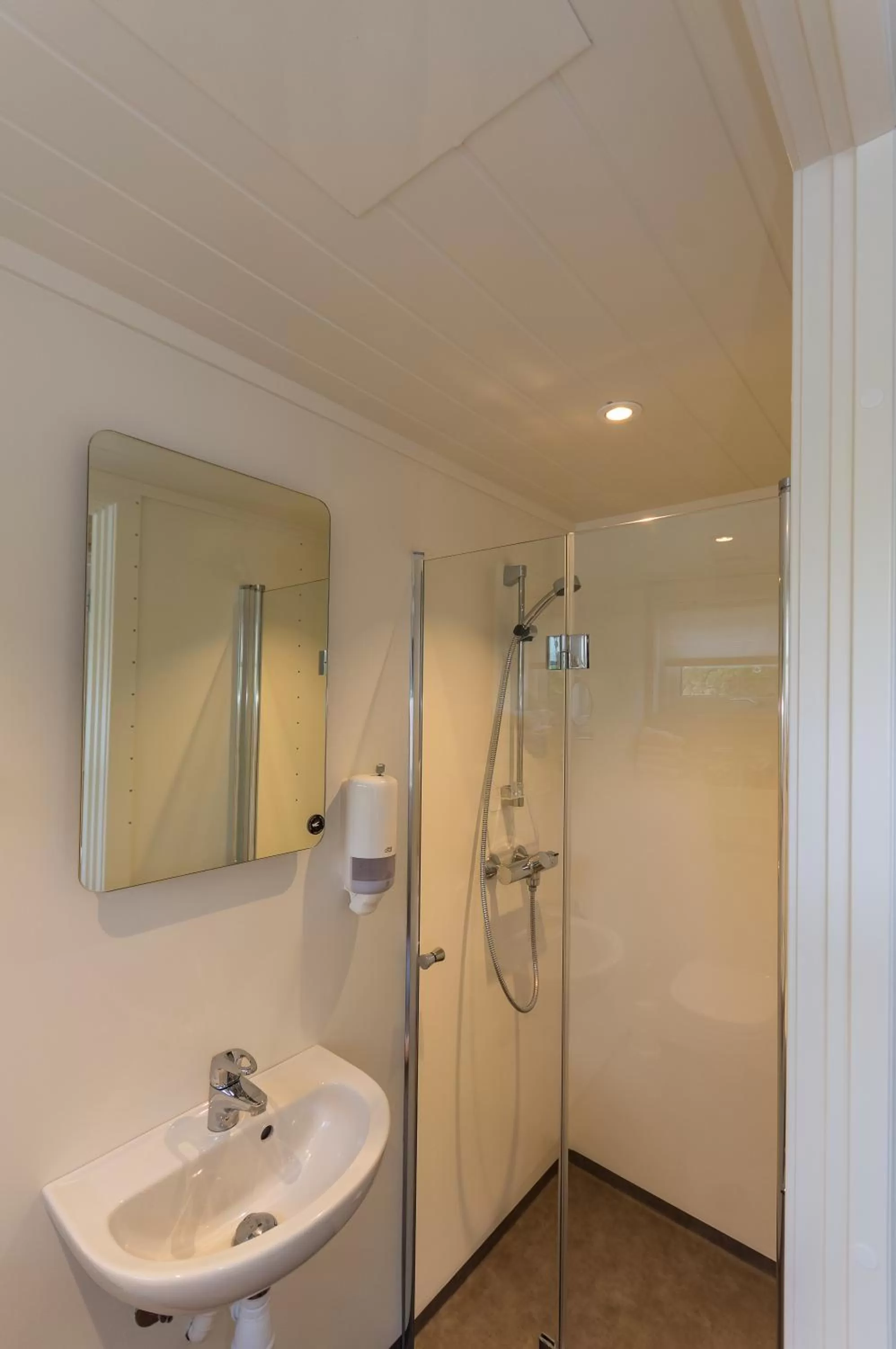 Shower in Krøgeneslåven Microtel