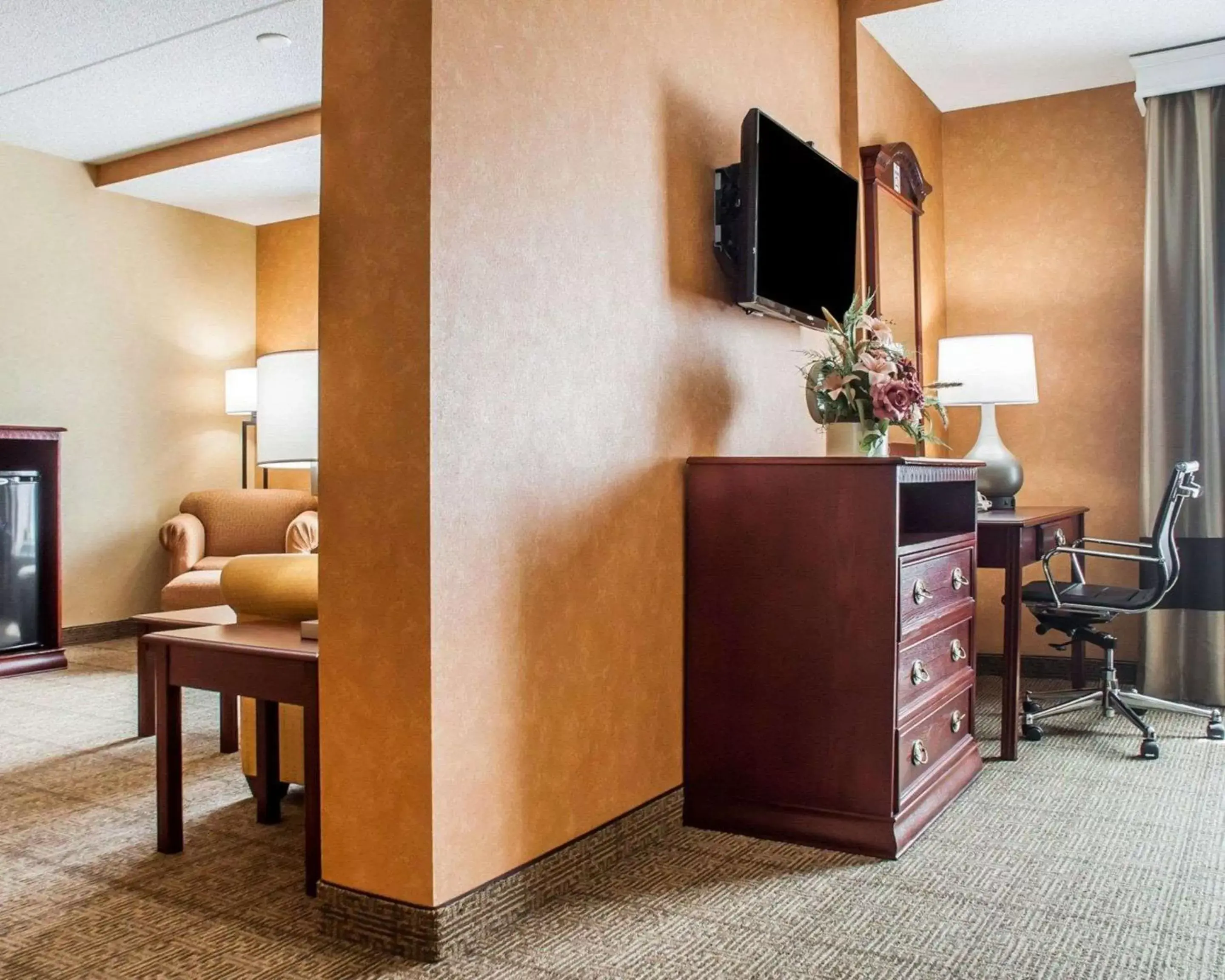 Photo of the whole room, TV/Entertainment Center in Quality Inn Near Walden Galleria Mall