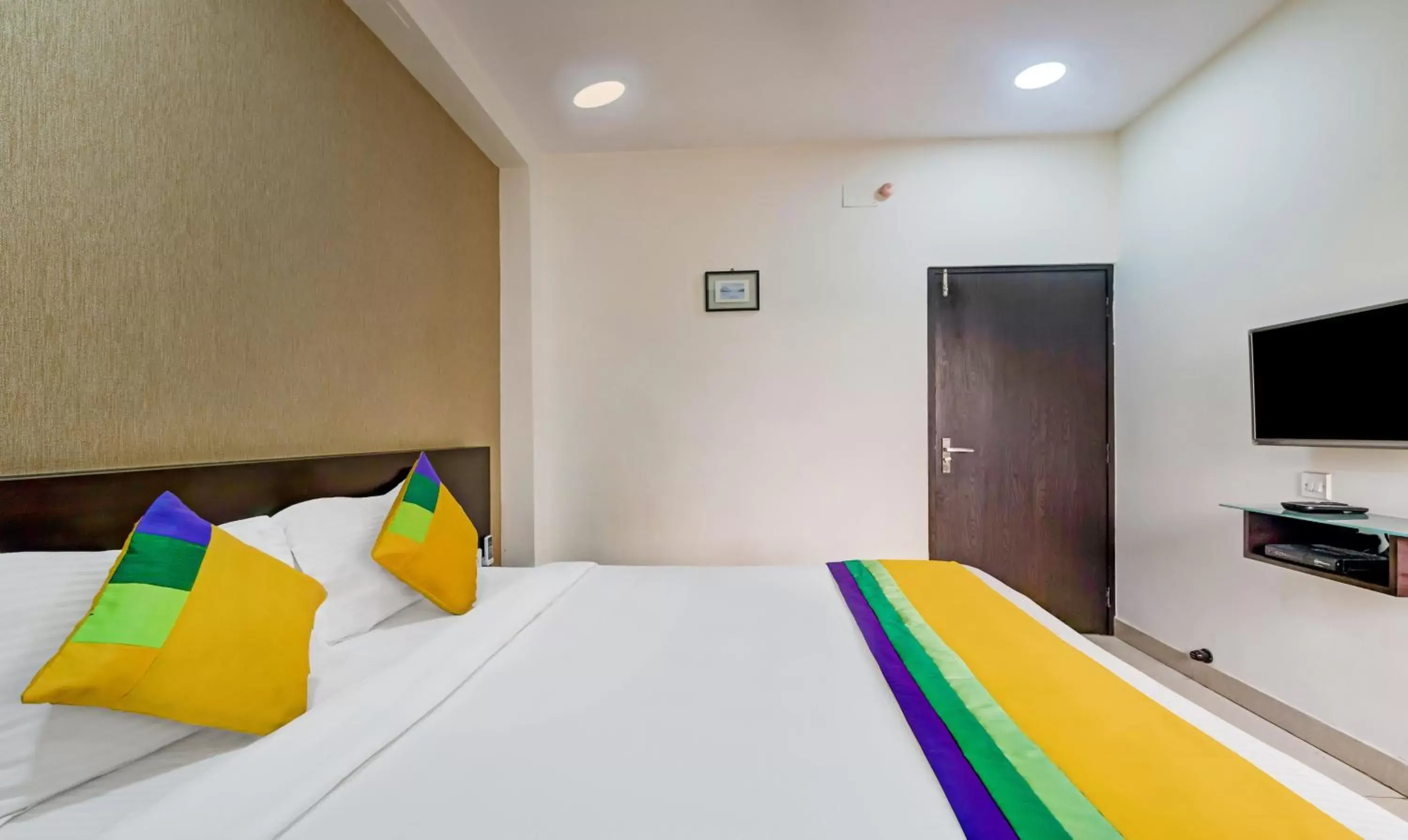 Bedroom, Bed in Itsy Hotels Neeranand Plaza, Bhawanipur Bedroom, Bed in Itsy Hotels Neeranand Plaza, Bhawanipur