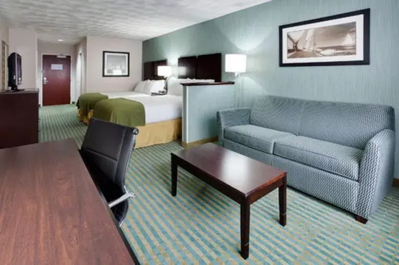 Living room, Seating Area in Holiday Inn Express & Suites Smithfield - Providence, an IHG Hotel