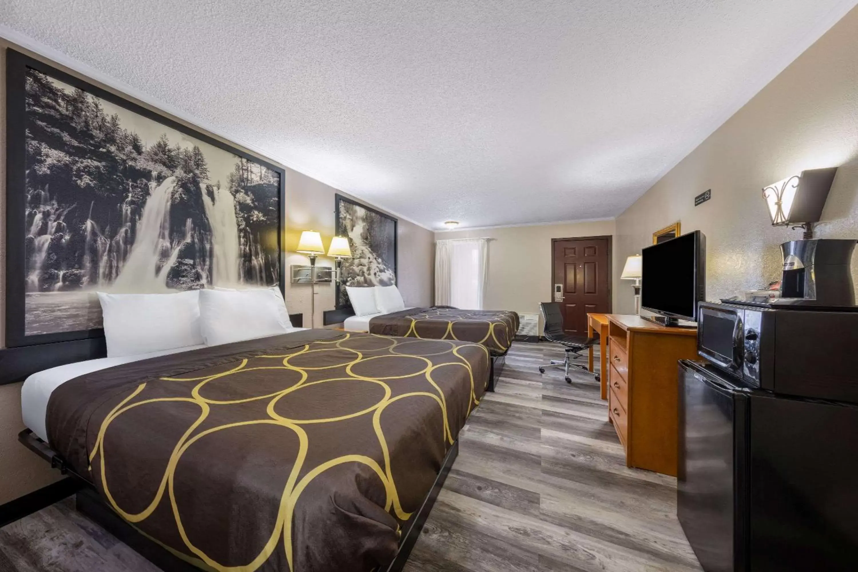 Bedroom in Super 8 by Wyndham Kansas City Airport North