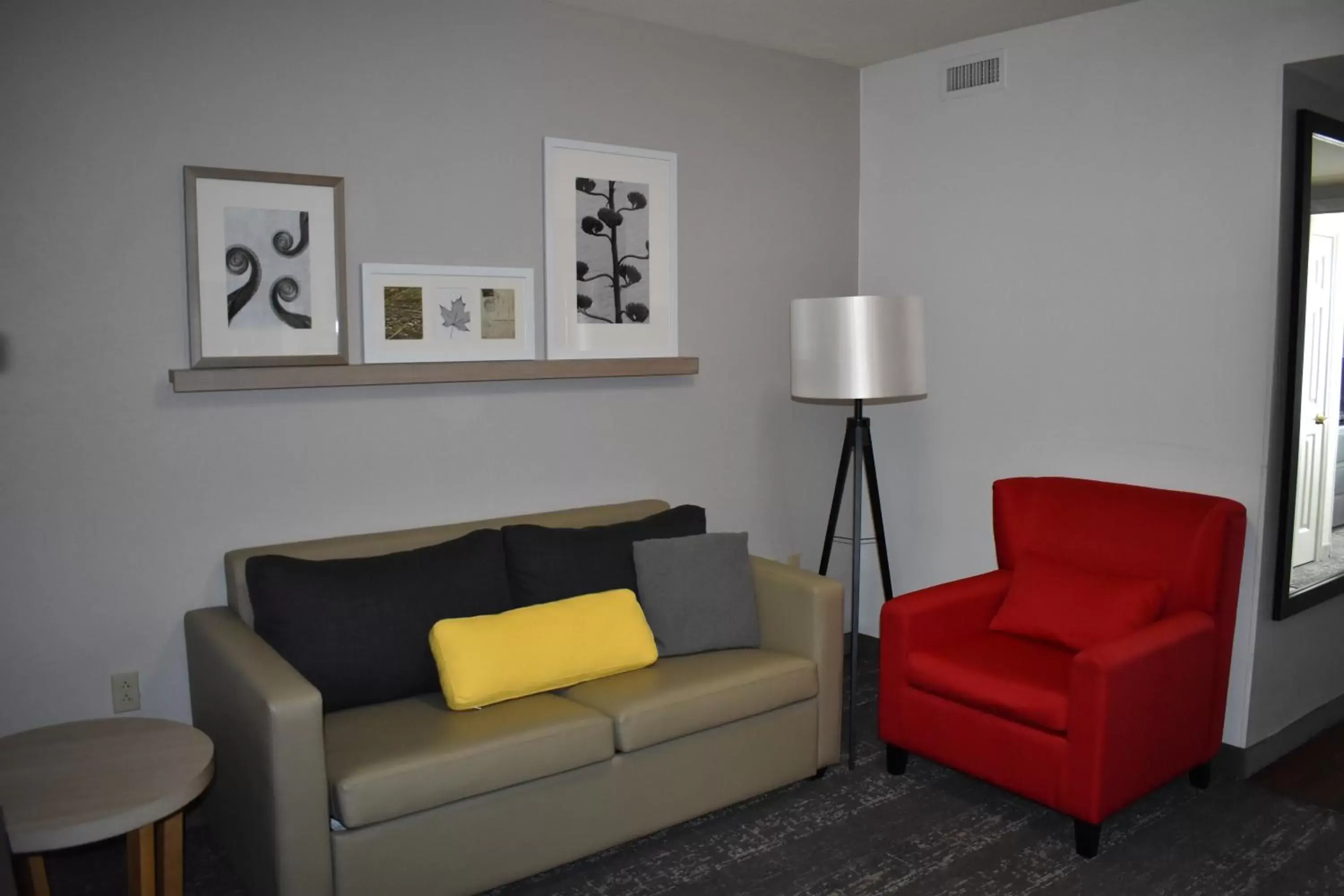 Seating Area in Country Inn & Suites by Radisson, Hagerstown, MD