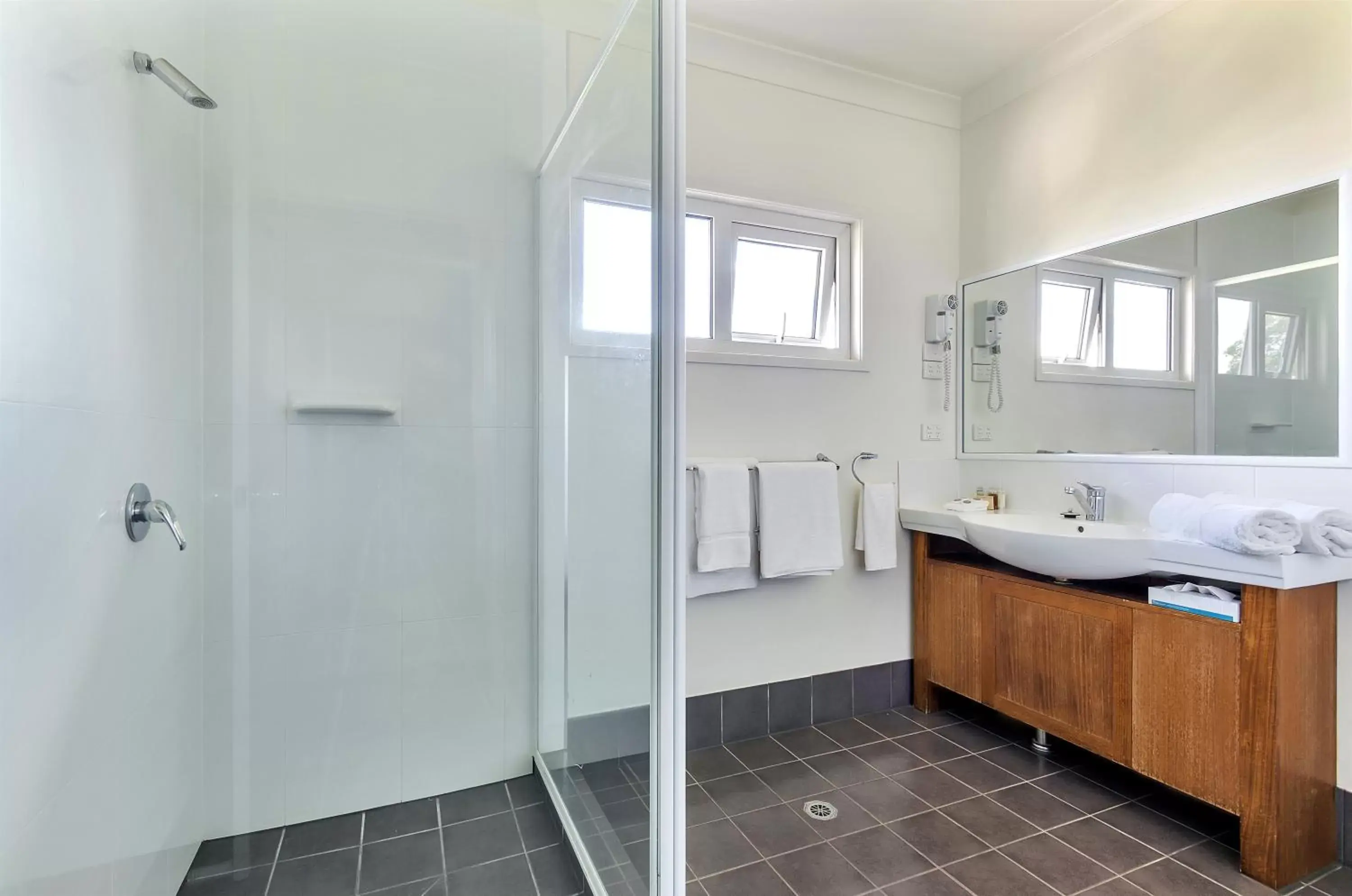 Bathroom in Coachmans Inn Warwick