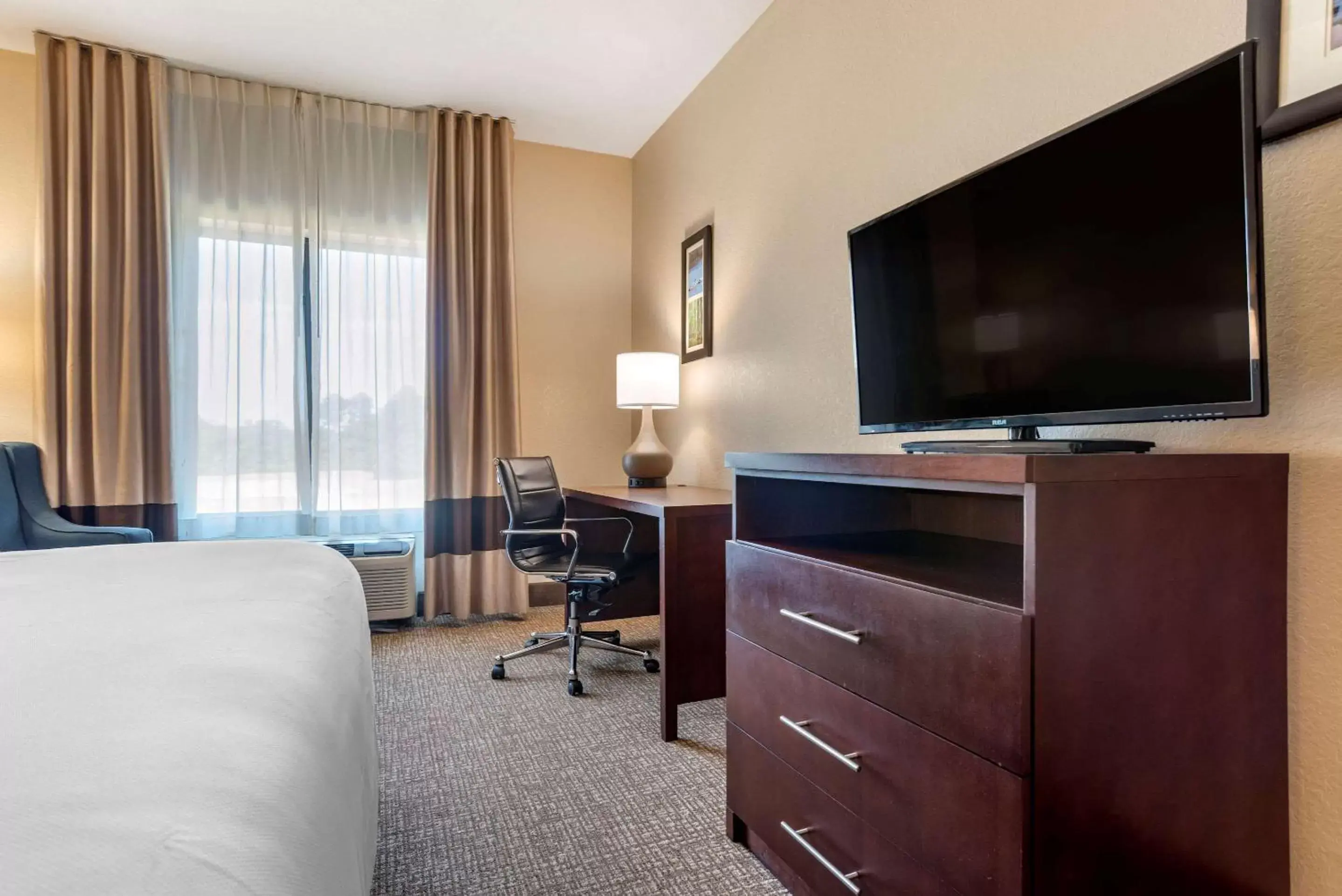 Photo of the whole room, TV/Entertainment Center in Comfort Inn & Suites Clinton