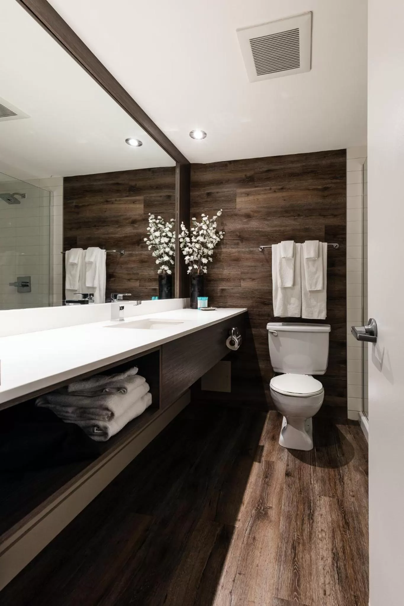 Bathroom in WelcomINNS Ottawa