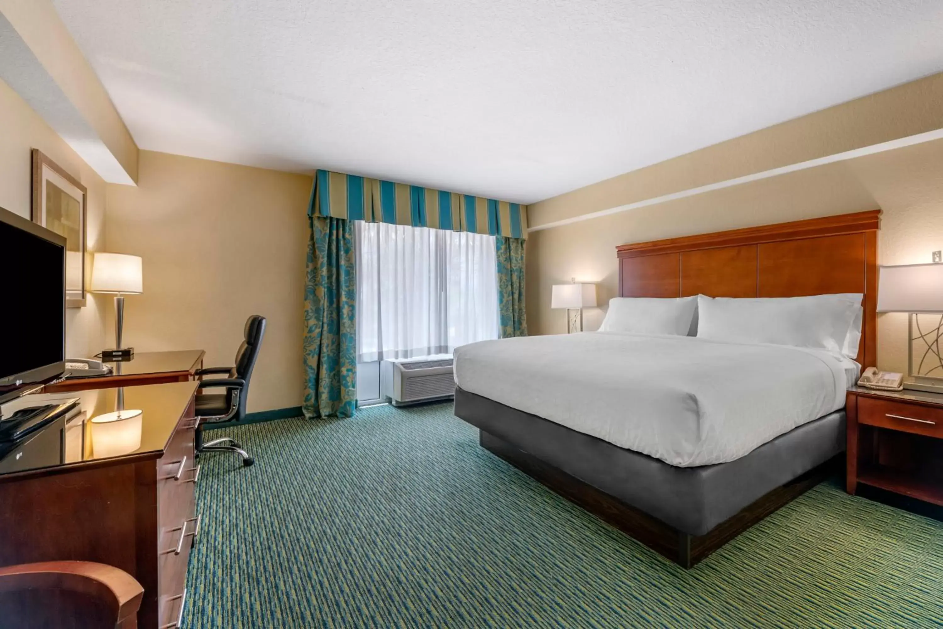 Bedroom, Bed in Holiday Inn Resort Orlando - Lake Buena Vista, an IHG Hotel