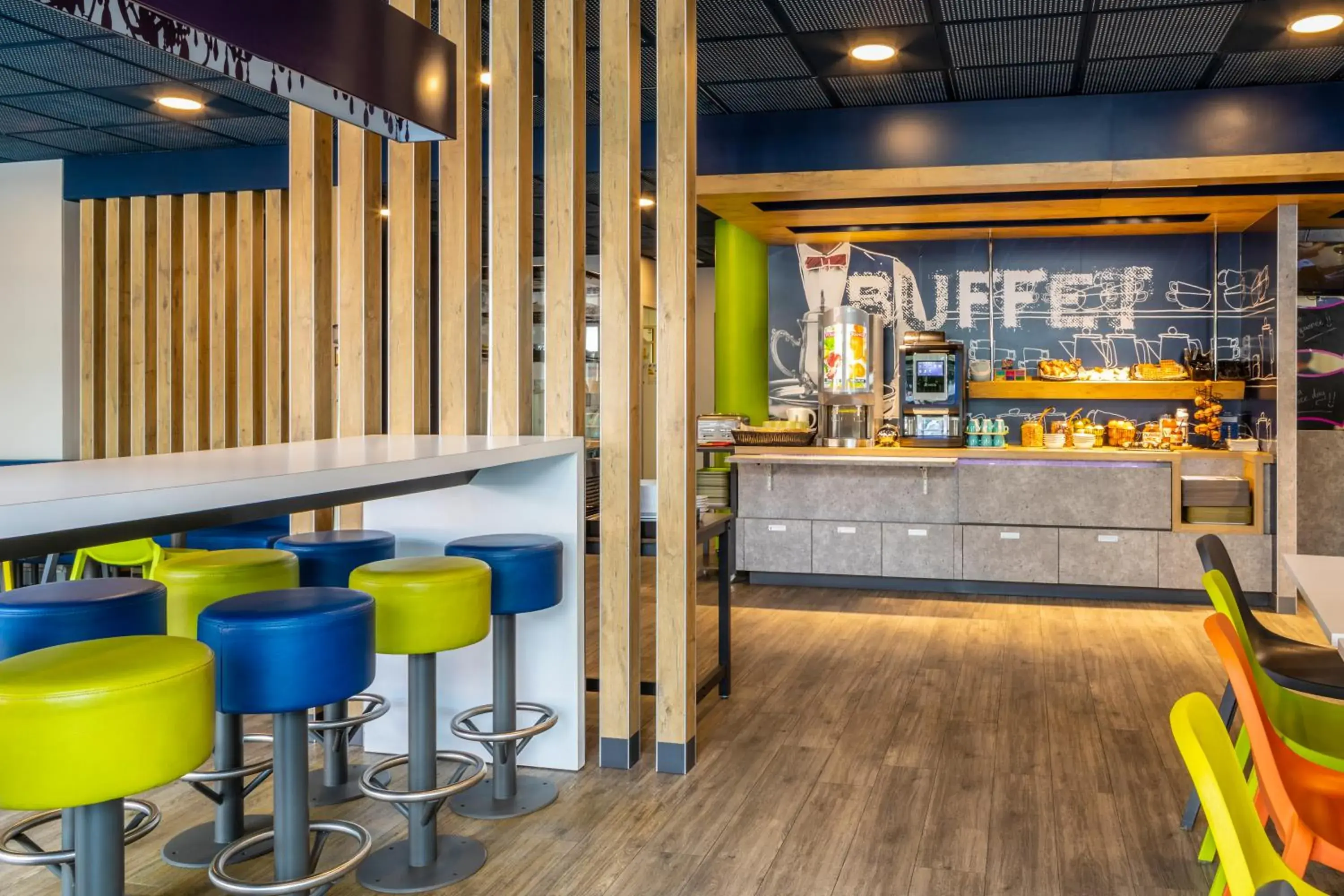 Buffet breakfast, Lounge/Bar in ibis budget Paris Porte de Pantin