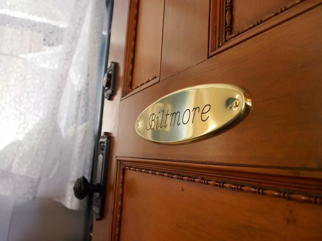 Logo/Certificate/Sign in Patterson Inn