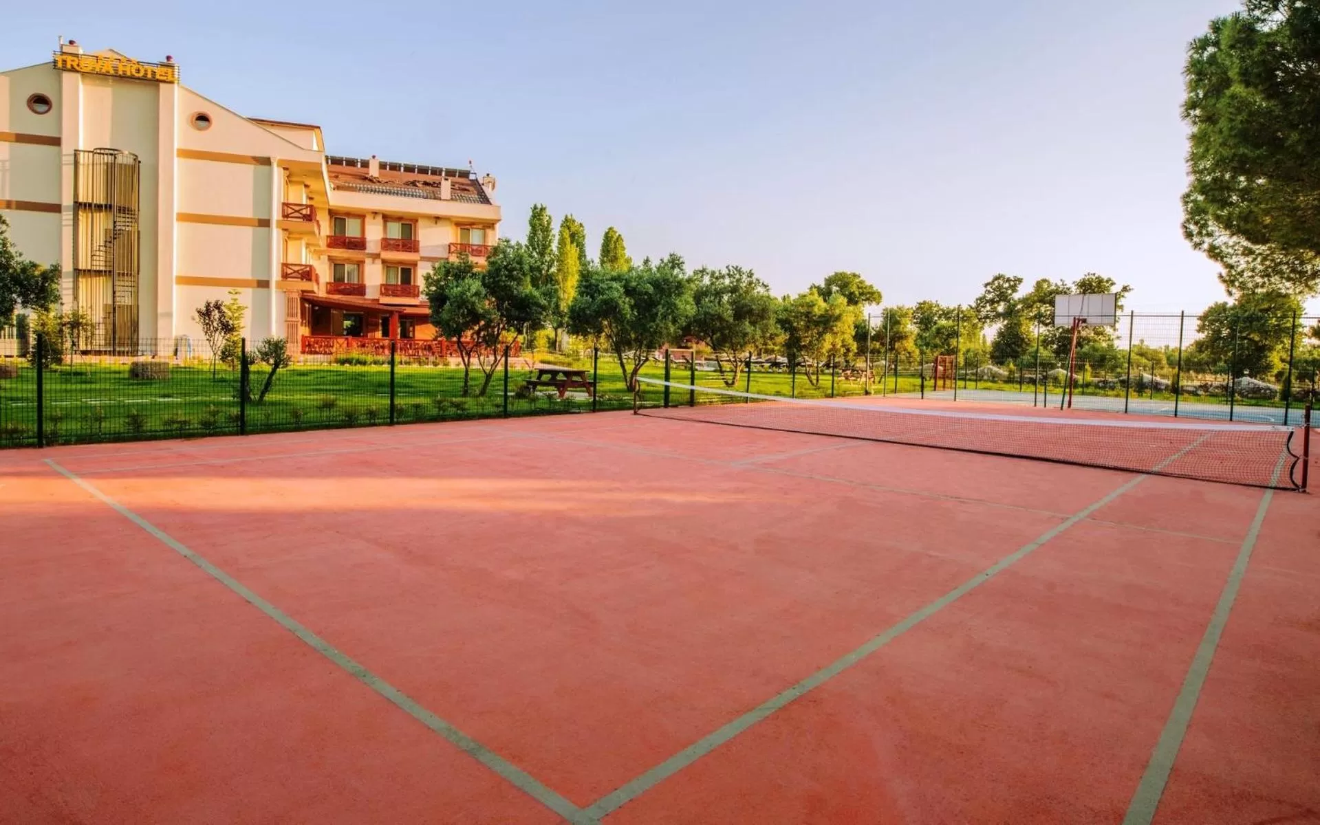 Tennis court in Helen Troya Hotel Geyikli