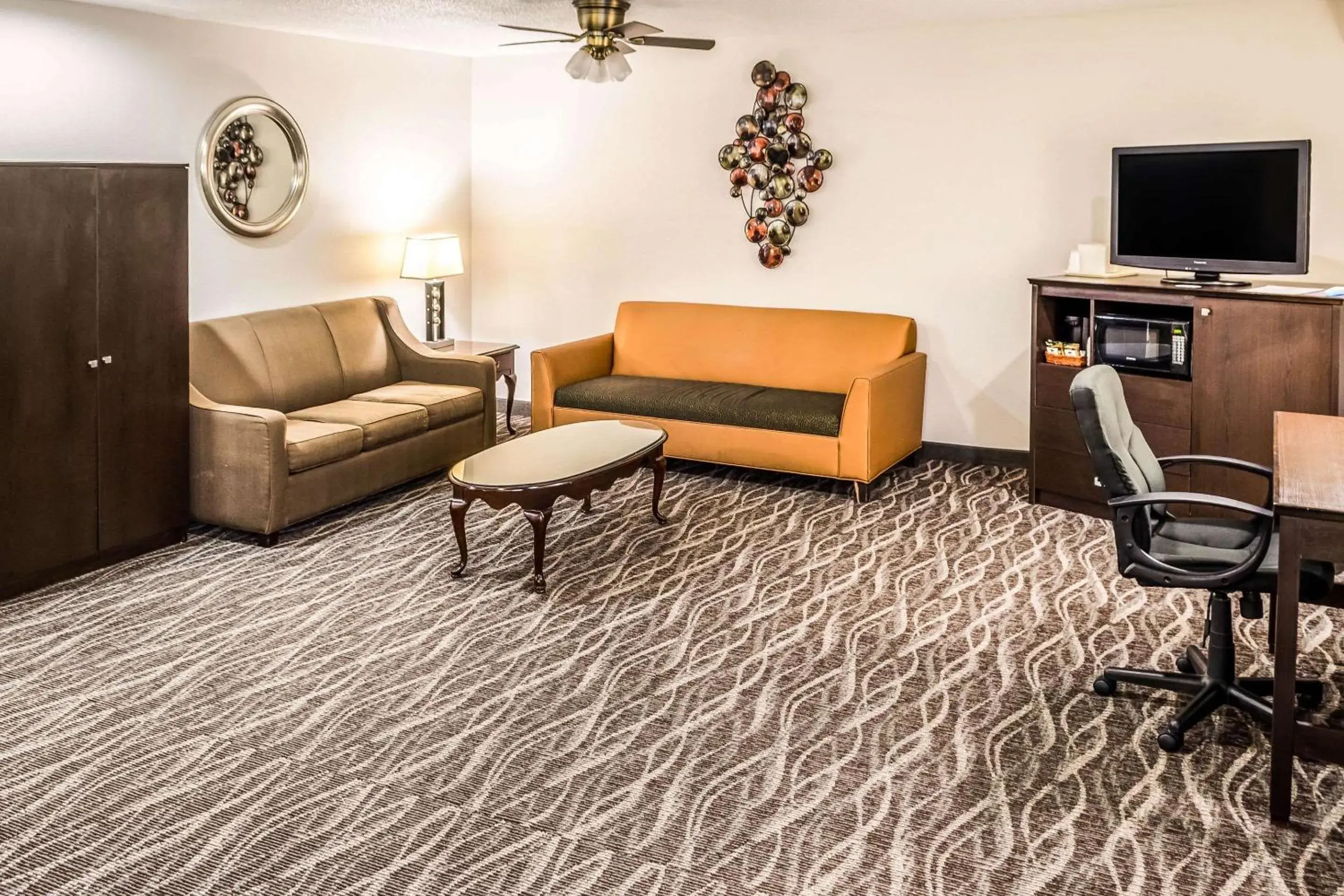 Photo of the whole room, Seating Area in Comfort Inn Downtown Charleston