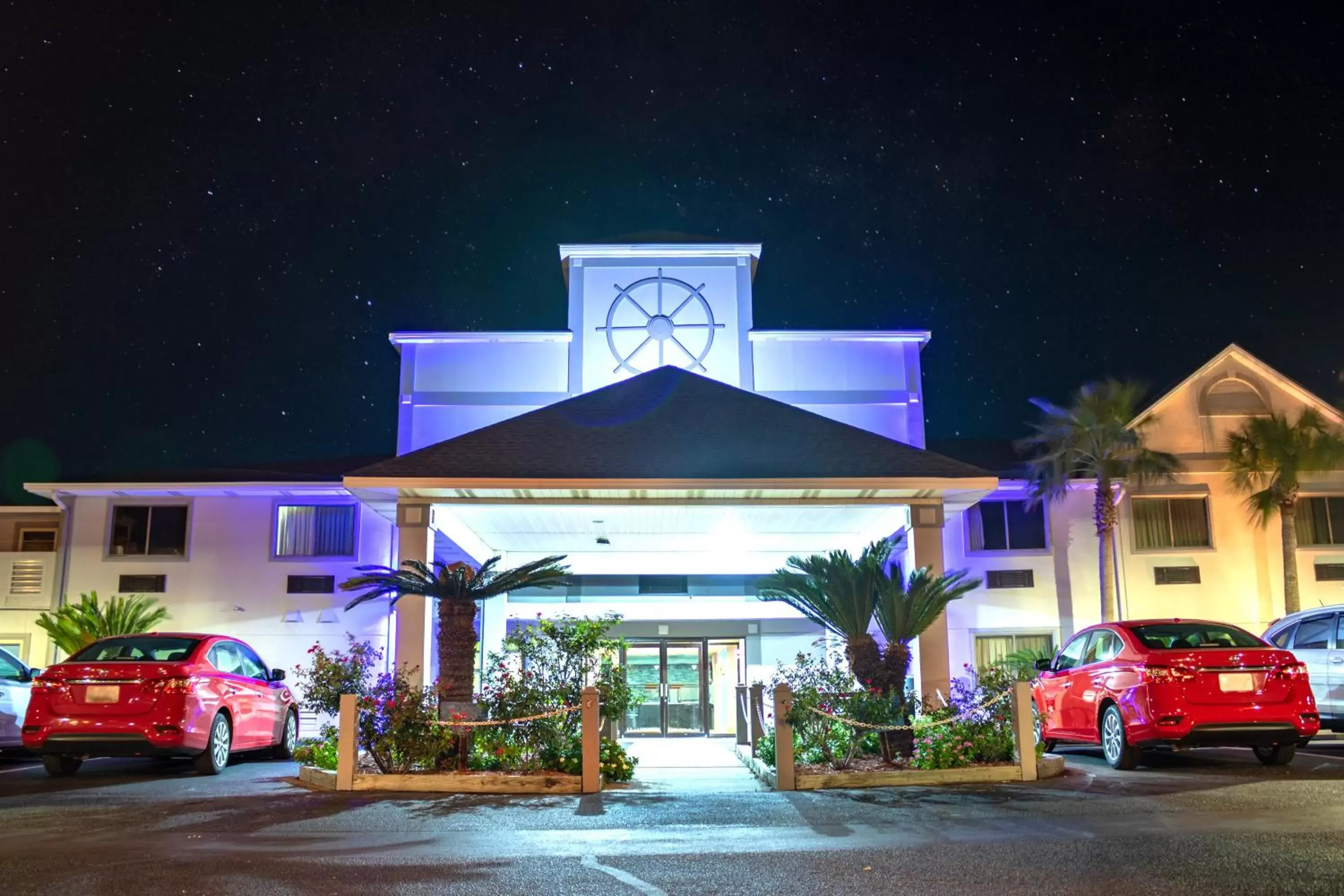 Facade/entrance, Property Building in Admiral's Inn on Tybee Island